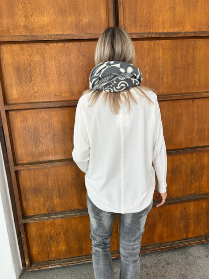 Pullover in Wollweiß mit Knopfleiste am Rücken