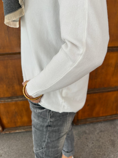 Pullover in Wollweiß mit Knopfleiste am Rücken