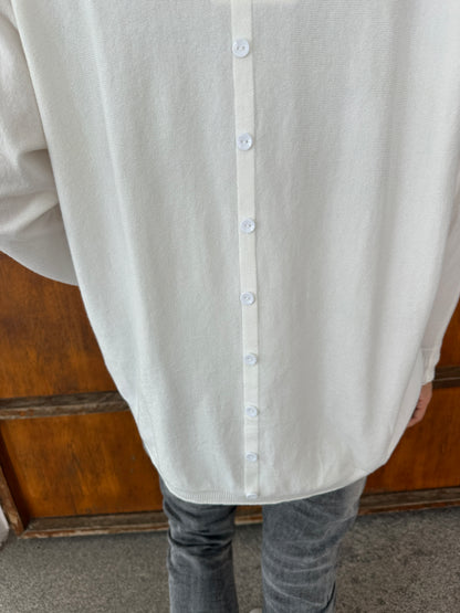 Pullover in Wollweiß mit Knopfleiste am Rücken