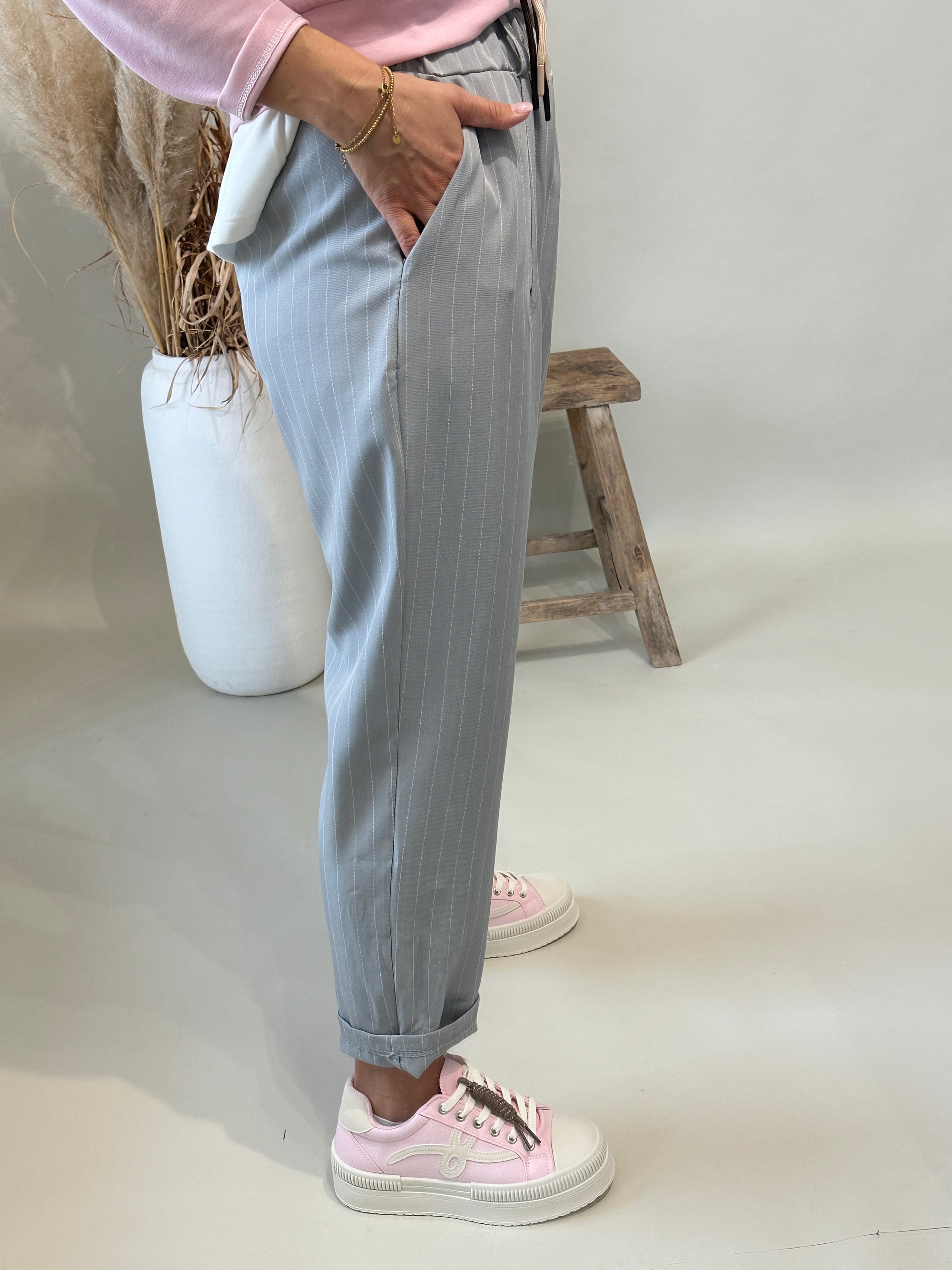 Hose in Hellgrau mit Nadelstreifen und Gürtel