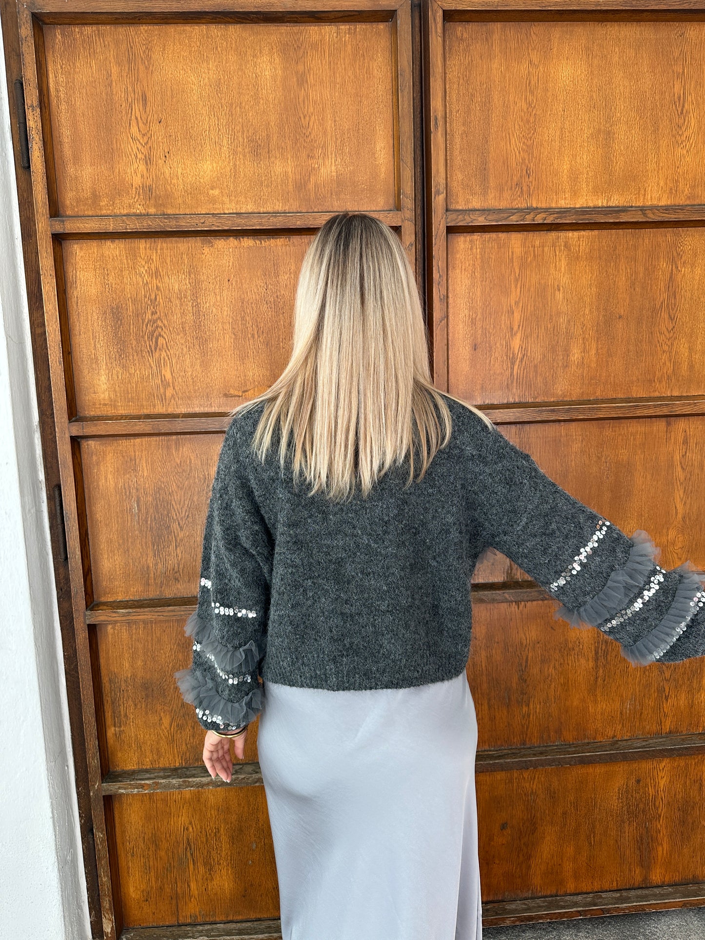 pullover in grau mit glitzer-pailletten