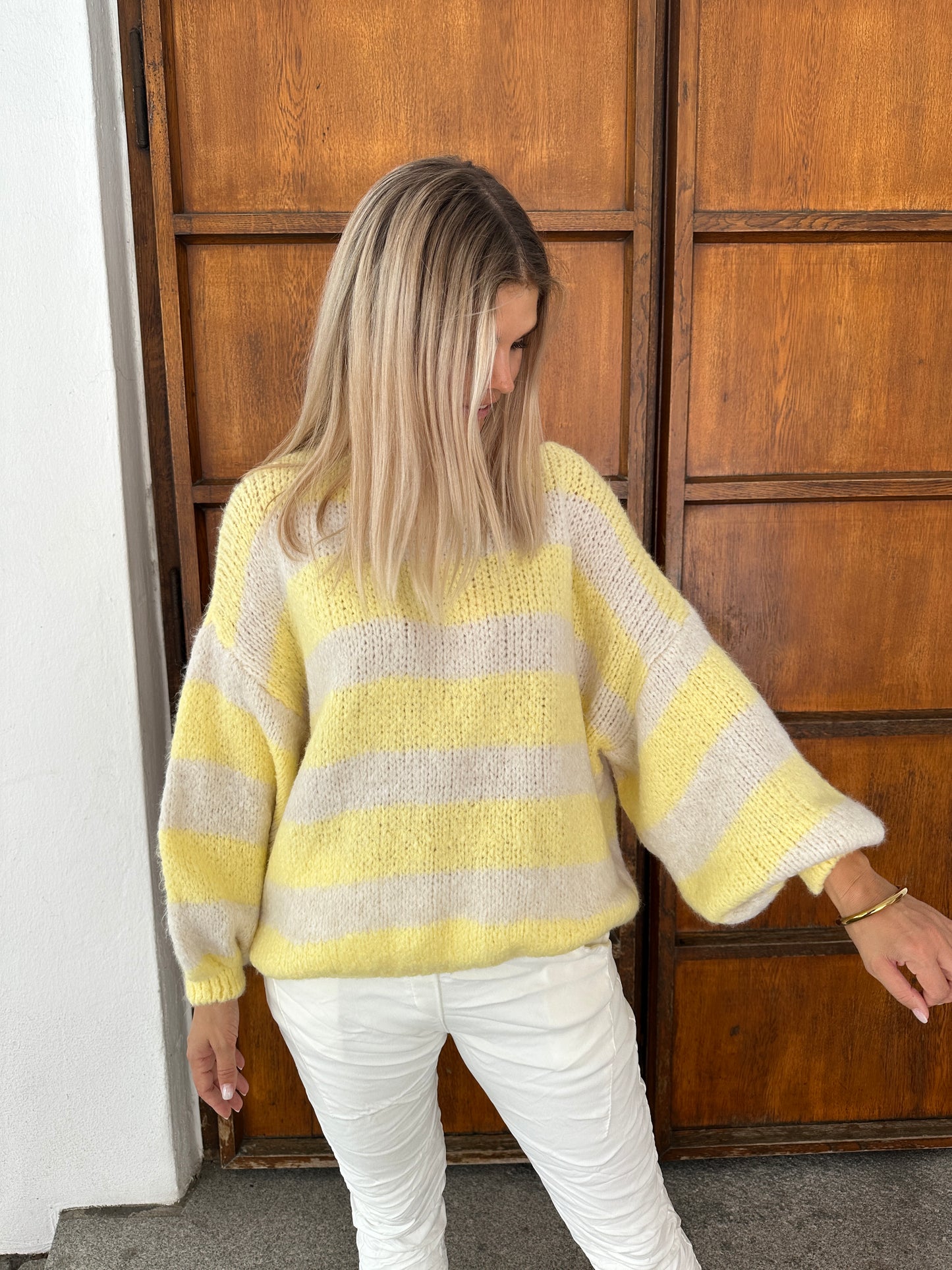 pullover in zitronengelb und beige