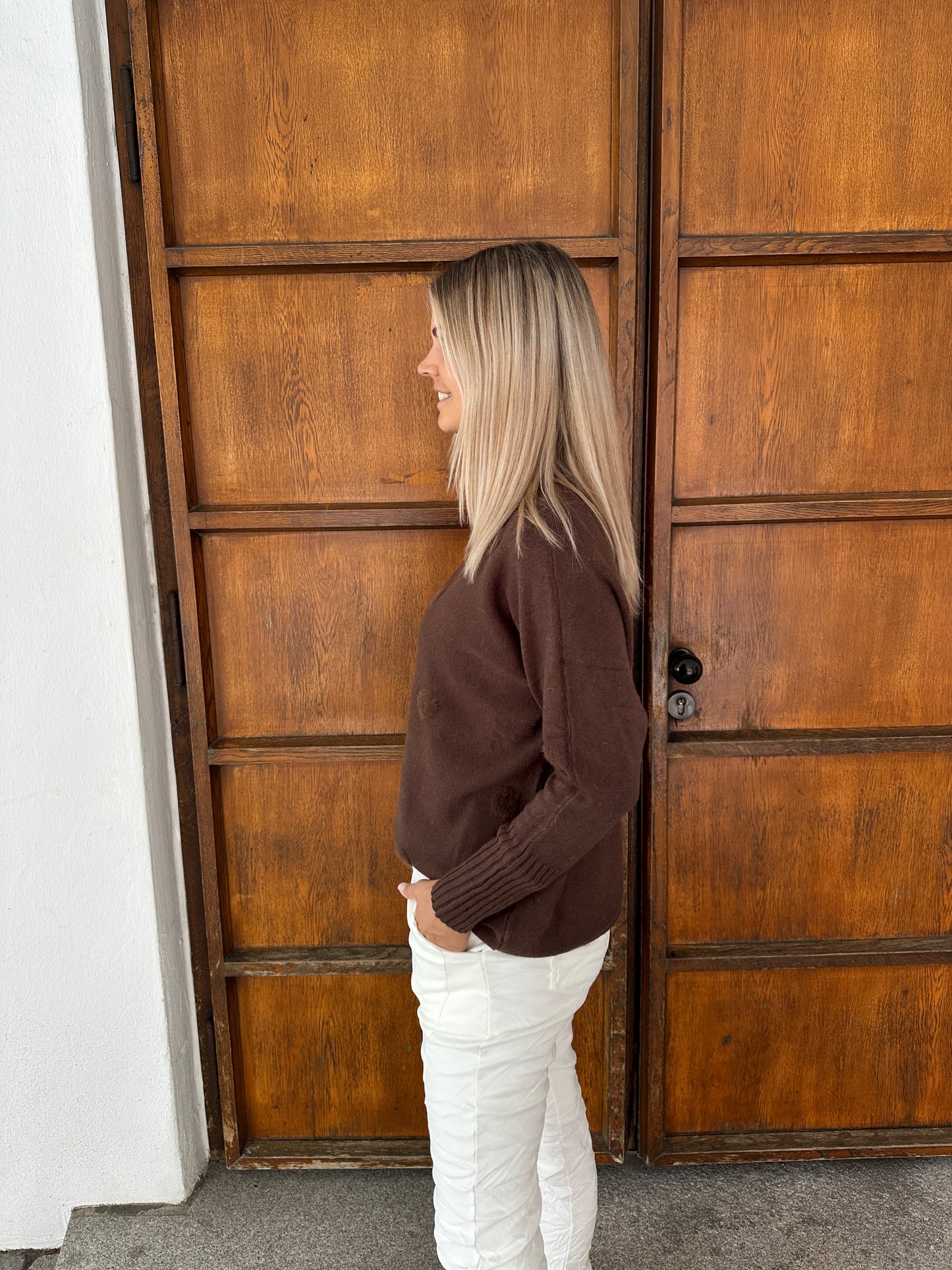 pullover in schokobraun mit kunstpelz-punkte