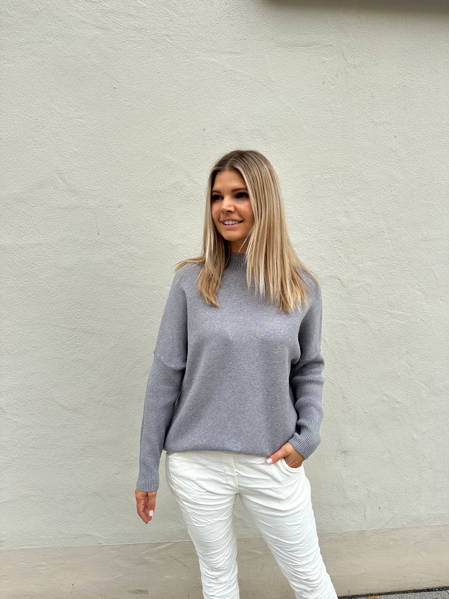 pullover in grau