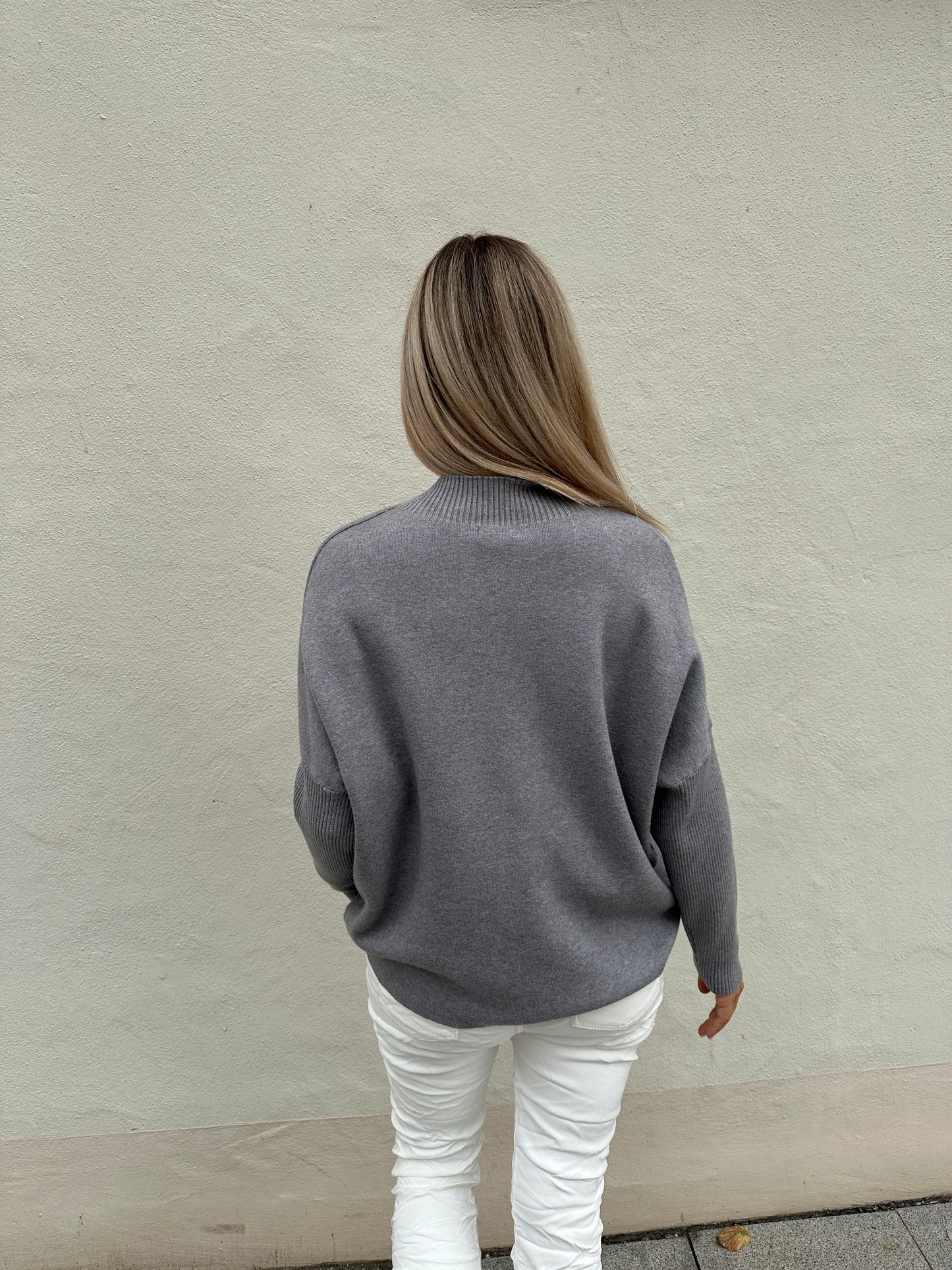 pullover in grau