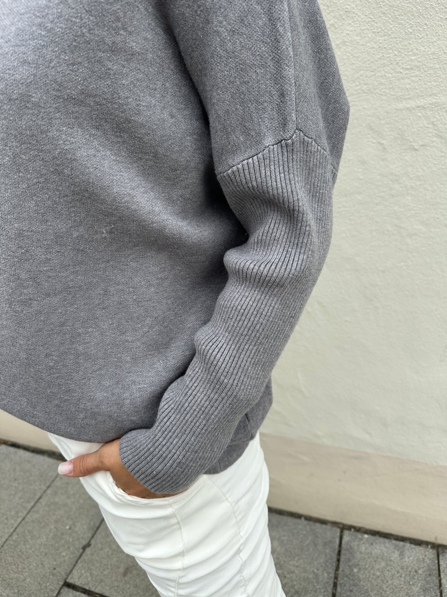 pullover in grau