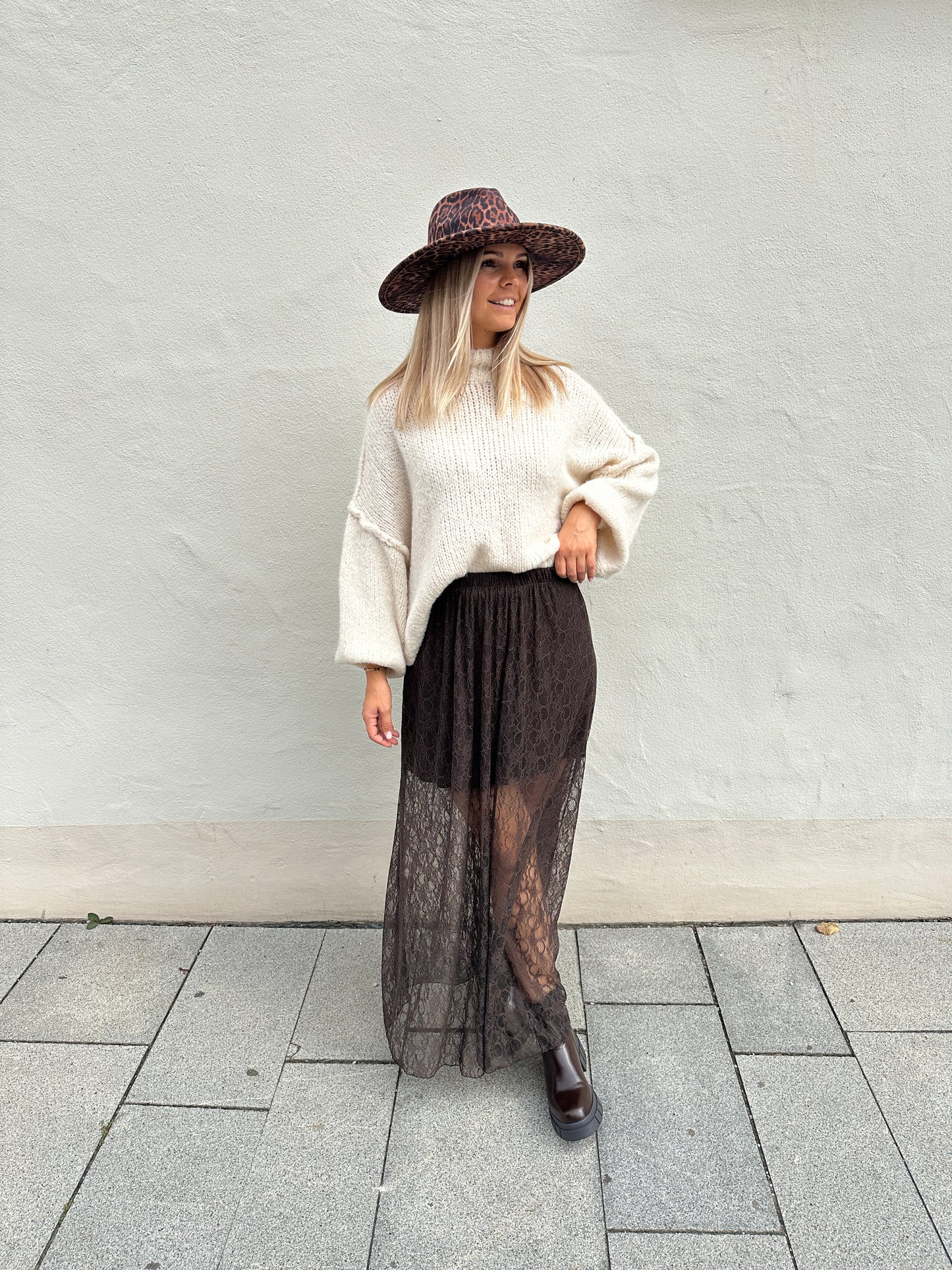 spitzenrock in schokobraun mit unterrock