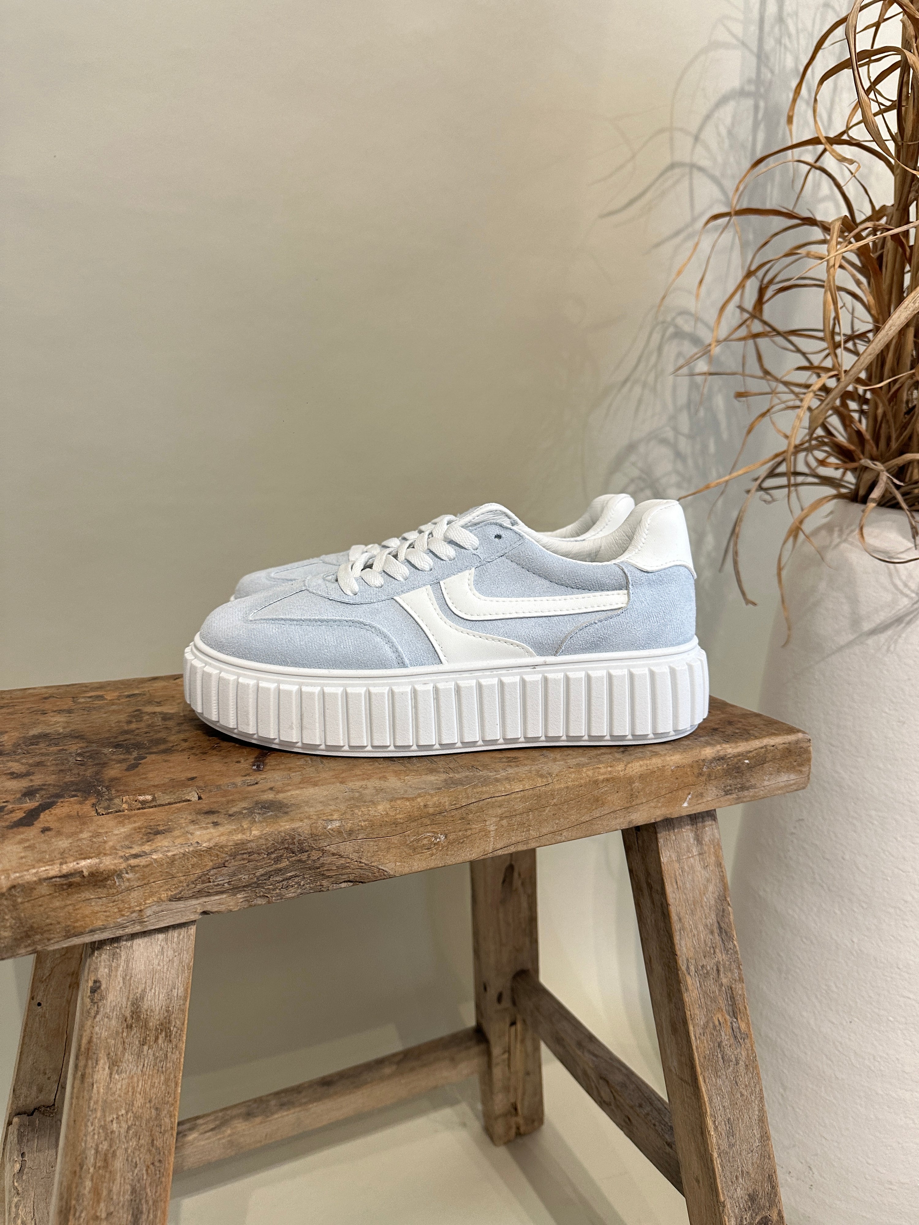 Sneaker in Hellblau ( Velour-Optik )