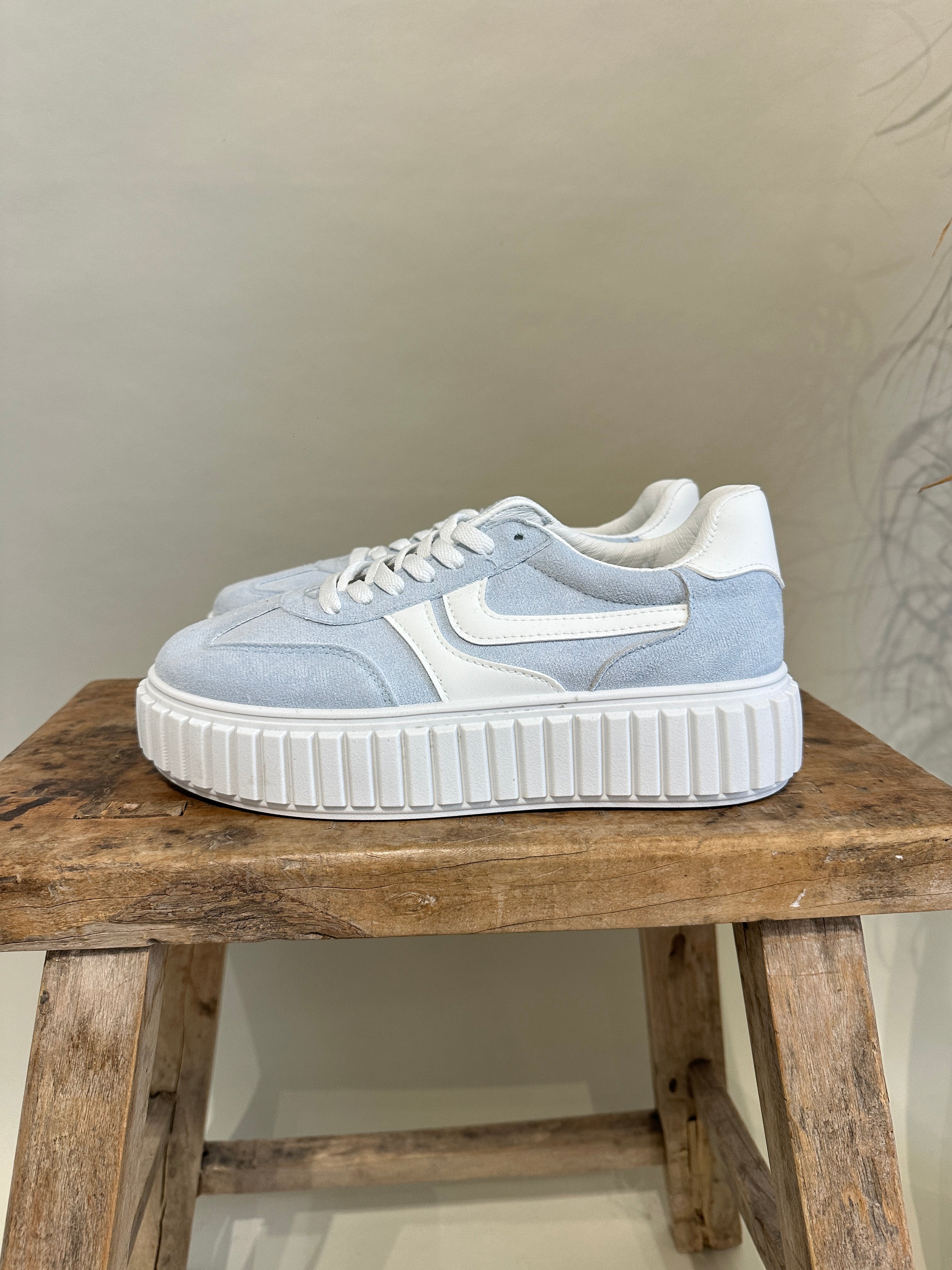 Sneaker in Hellblau ( Velour-Optik )