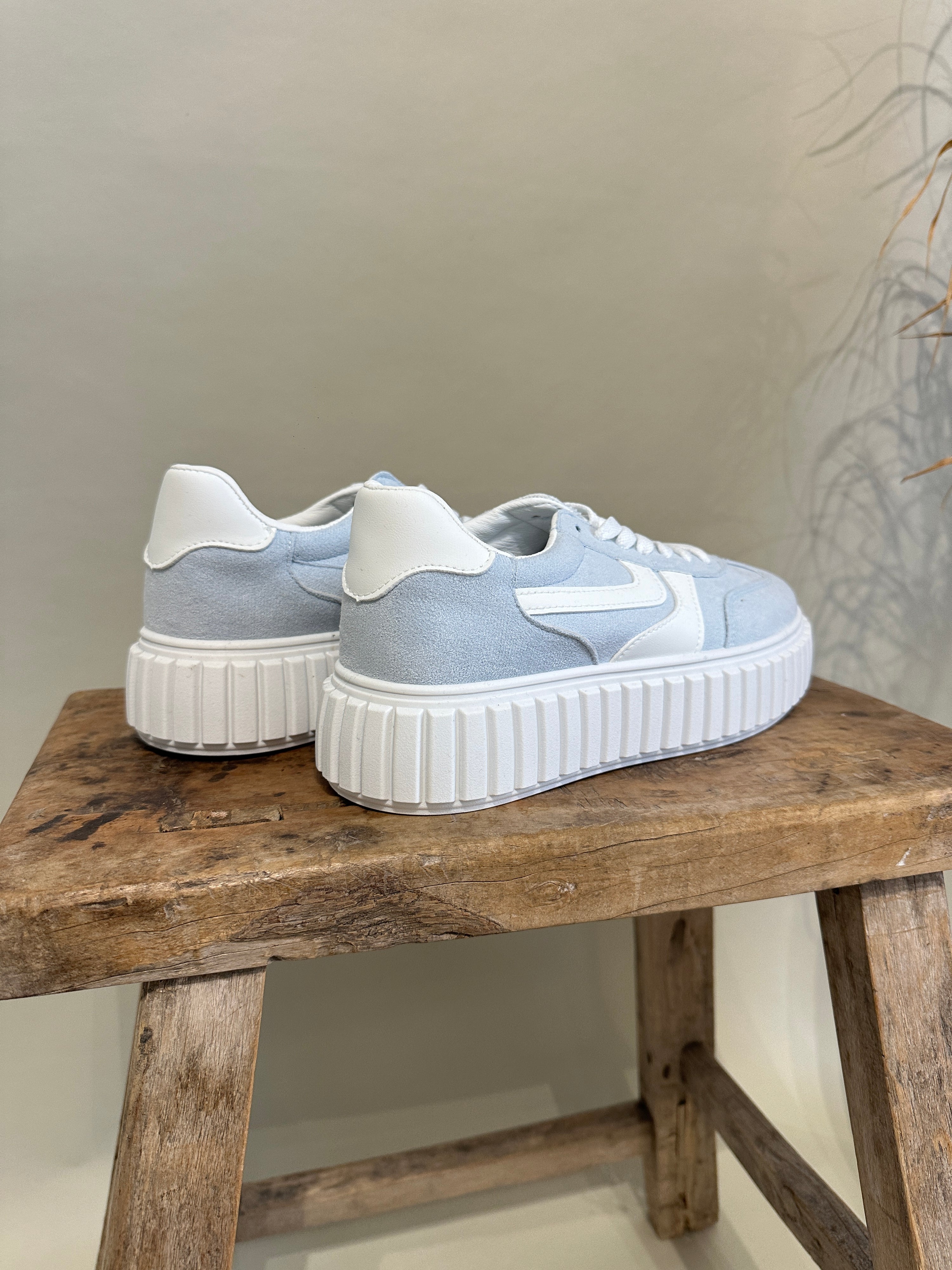 Sneaker in Hellblau ( Velour-Optik )