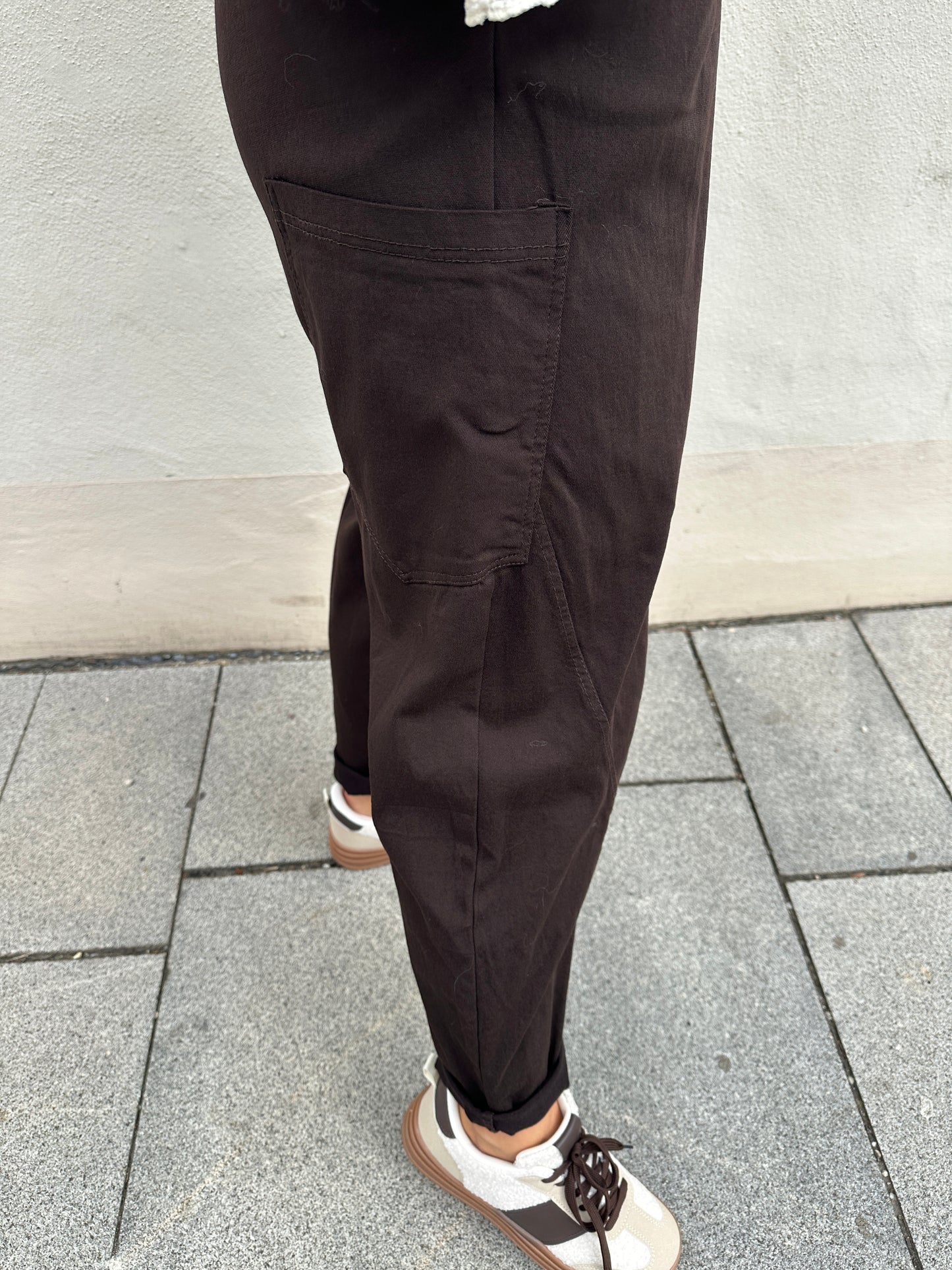 hose in schokobraun mit tasche an der seite