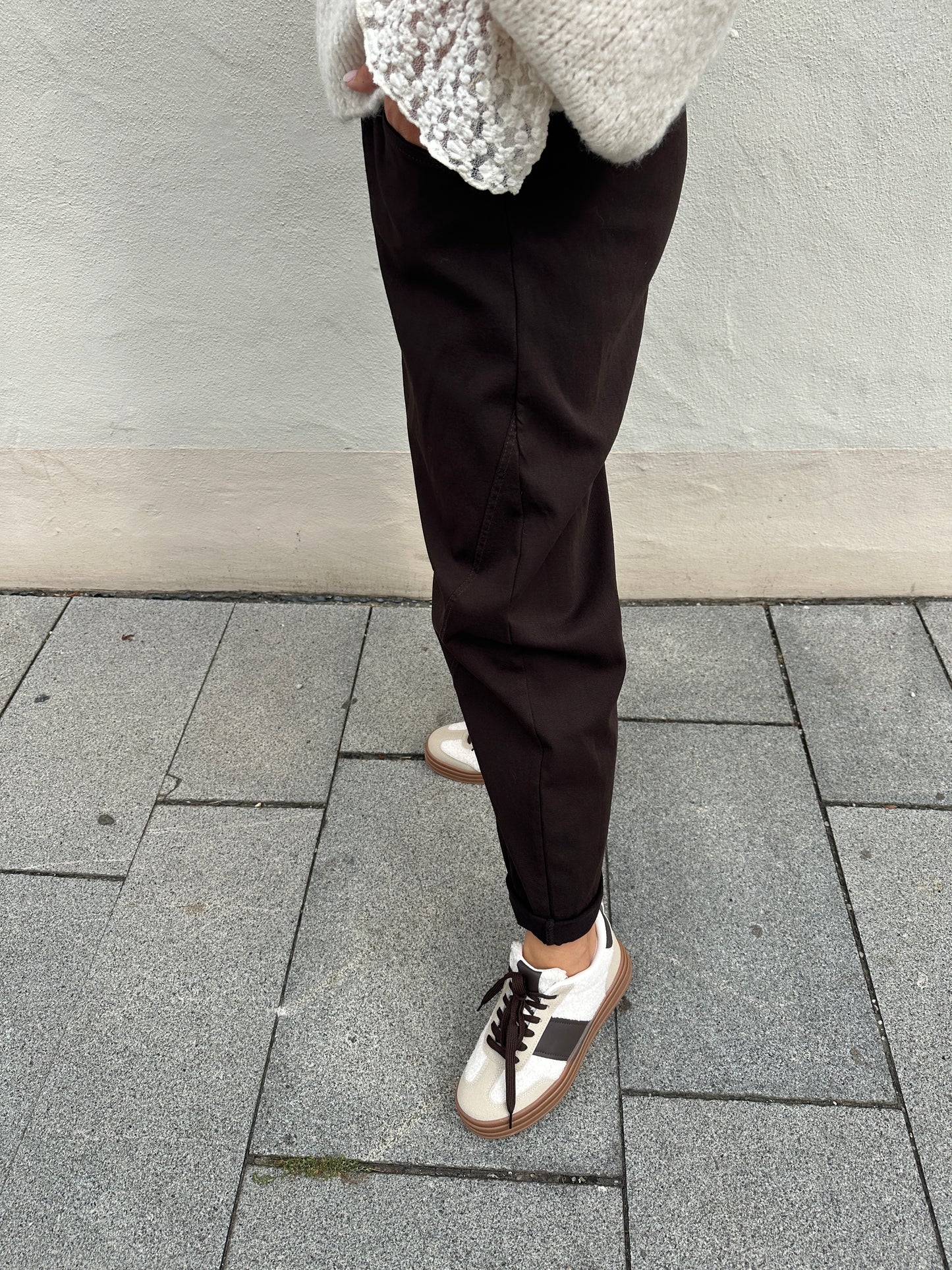 sneaker in wollweiß mit schokobraun