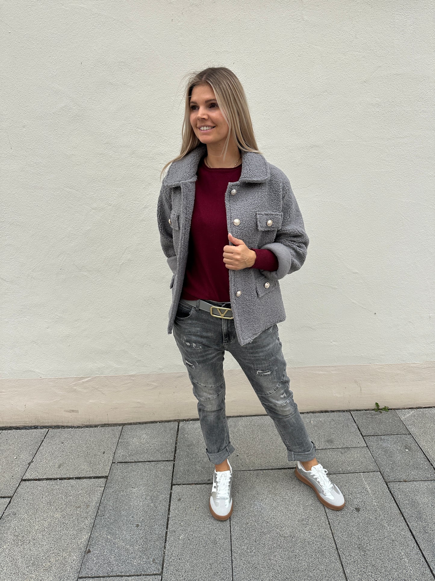 pullover in bordorot mit knopfleiste am rücken