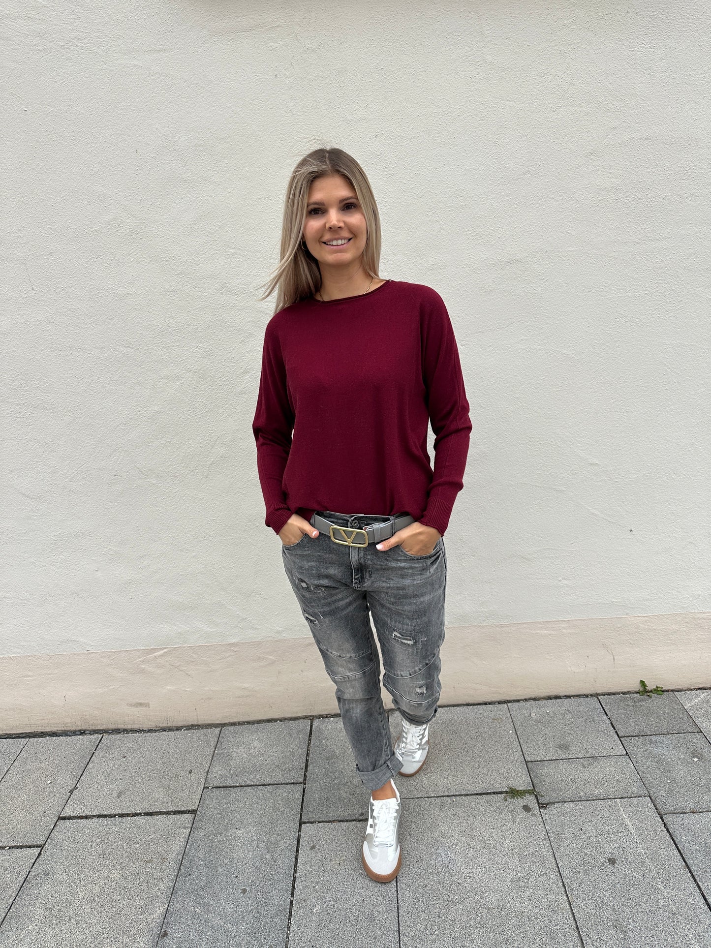 pullover in bordorot mit knopfleiste am rücken