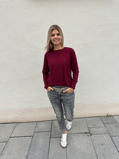 Pullover in Bordorot mit Knopfleiste am Rücken