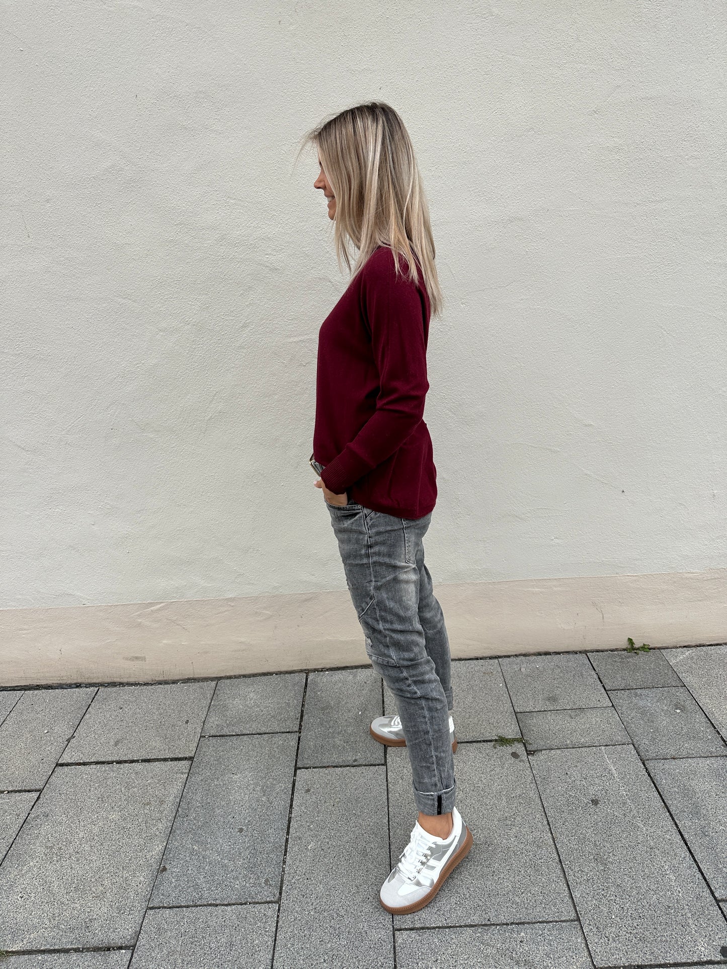 pullover in bordorot mit knopfleiste am rücken