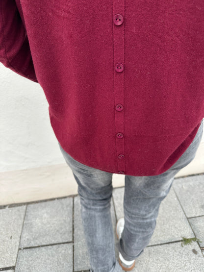 Pullover in Bordorot mit Knopfleiste am Rücken