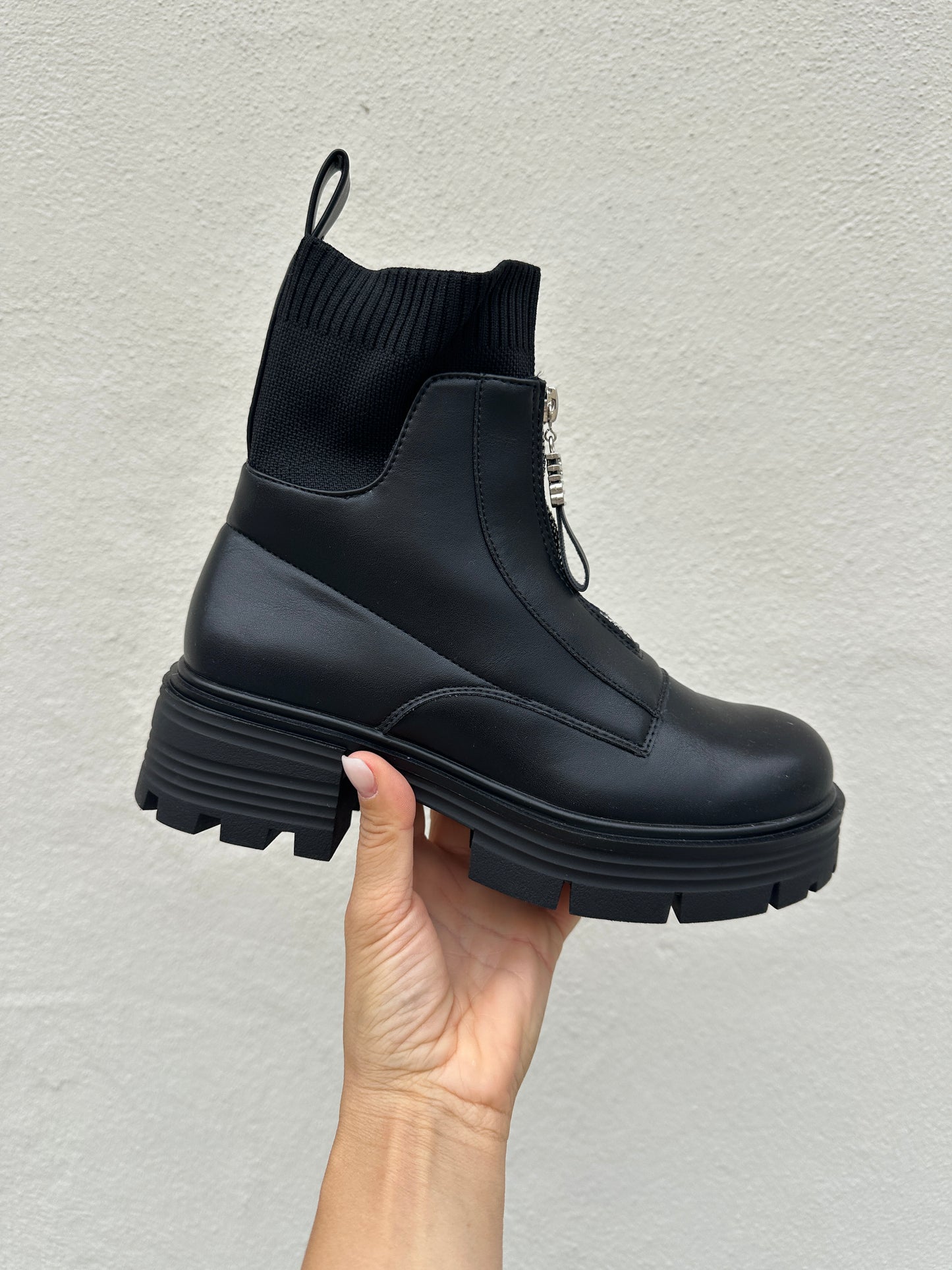 boots in schwarz mit reißverschluss vorne