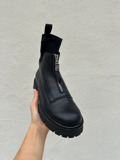 Boots in Schwarz mit Reißverschluss vorne