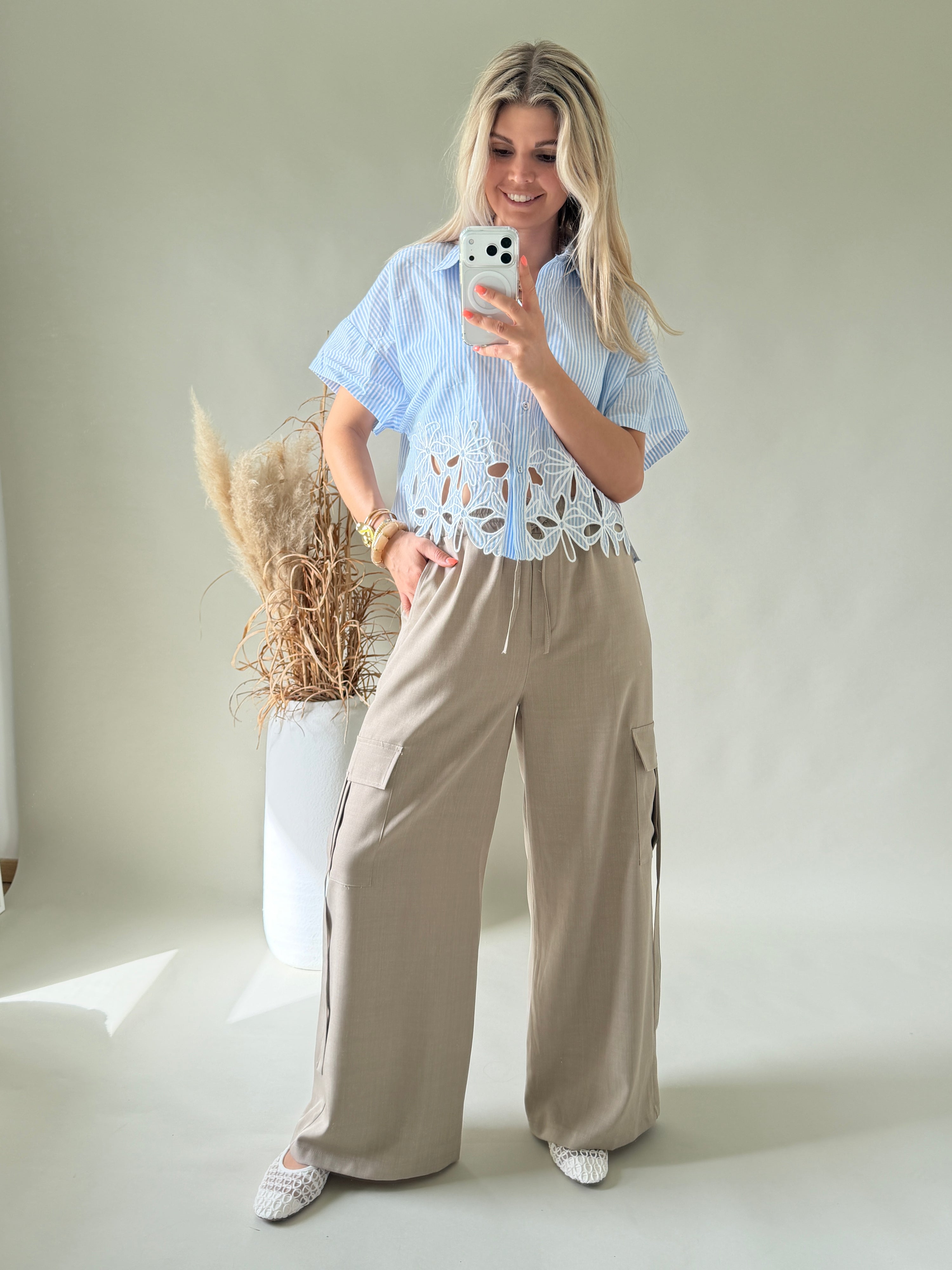 Bluse in Hellblau / gestreift mit Lochmuster  unten