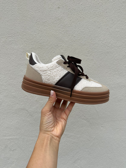 Sneaker in Wollweiß mit Schokobraun