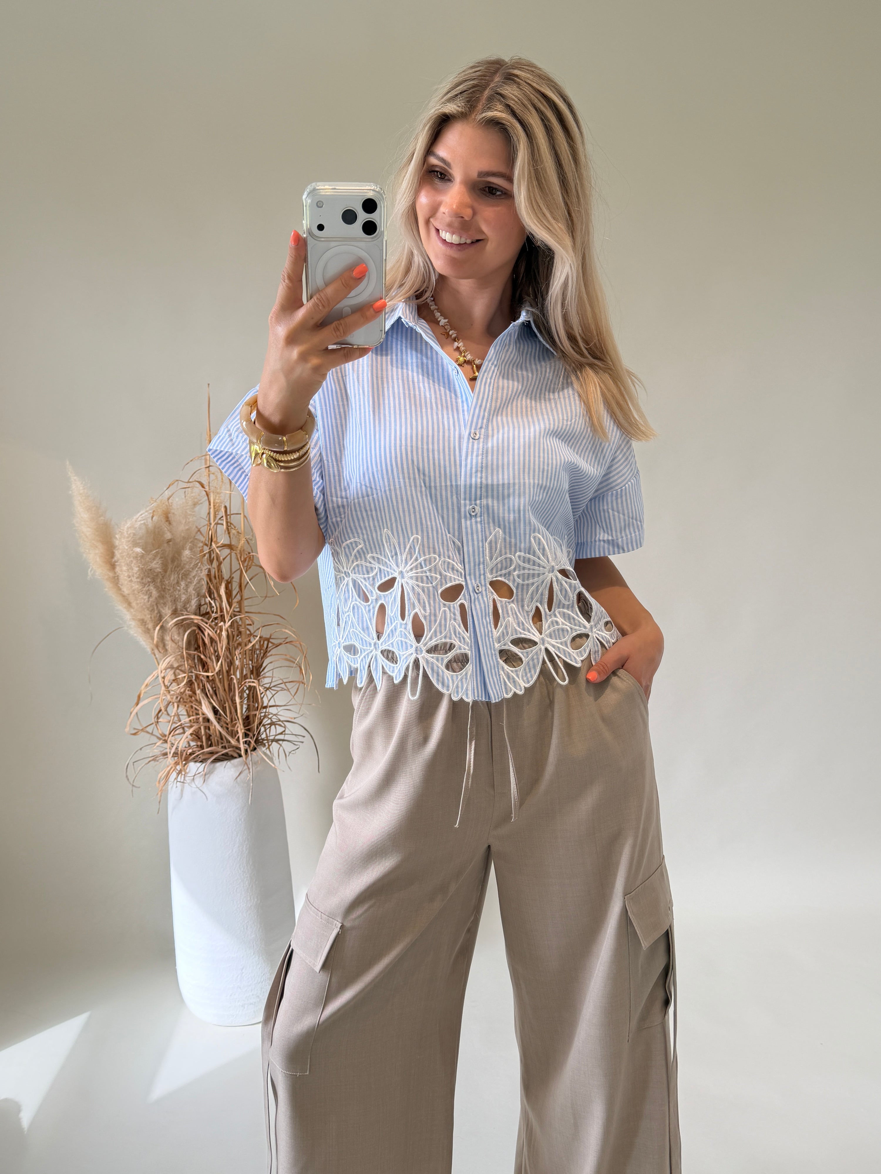 Bluse in Hellblau / gestreift mit Lochmuster  unten