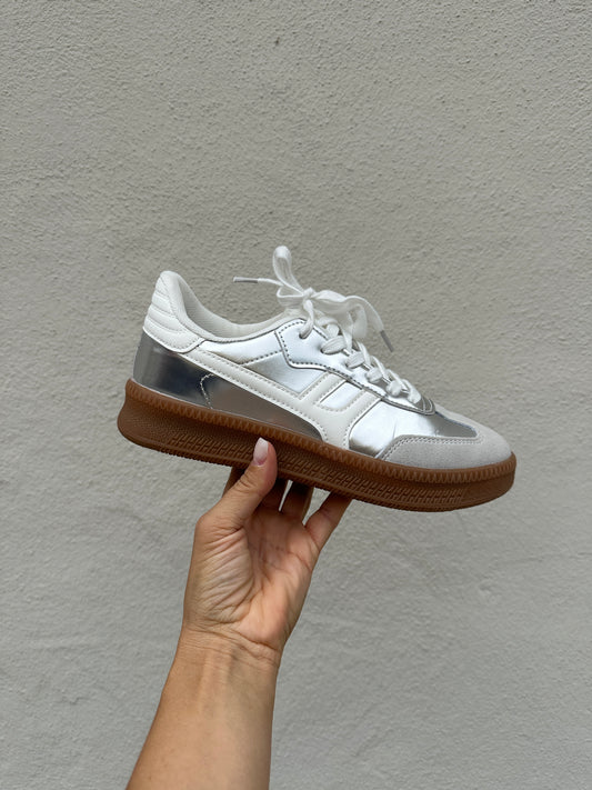 Sneaker in Silber und Grau