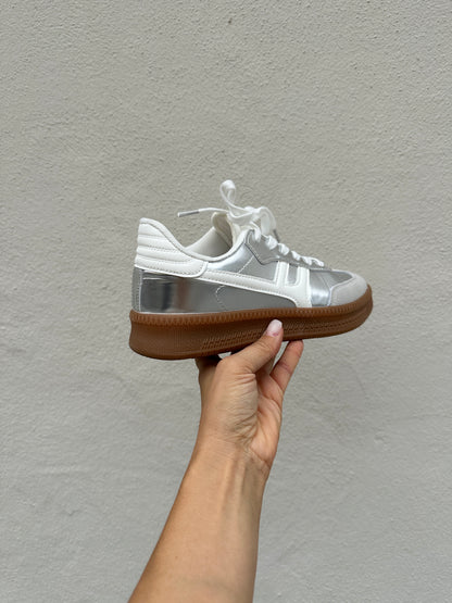 Sneaker in Silber und Grau