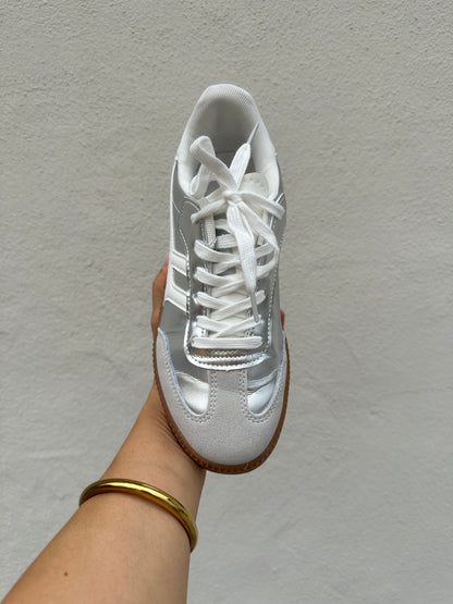 Sneaker in Silber und Grau