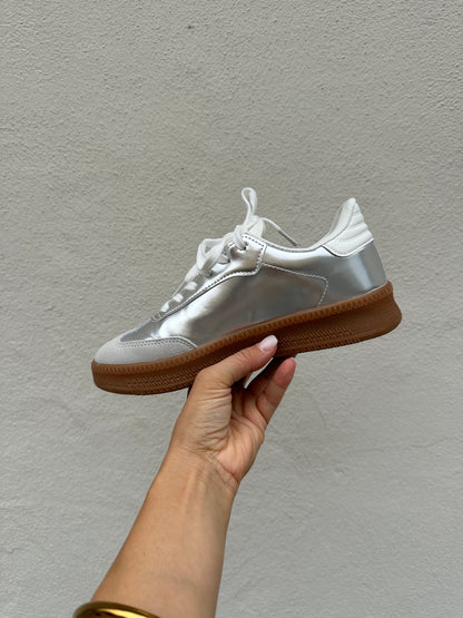 Sneaker in Silber und Grau