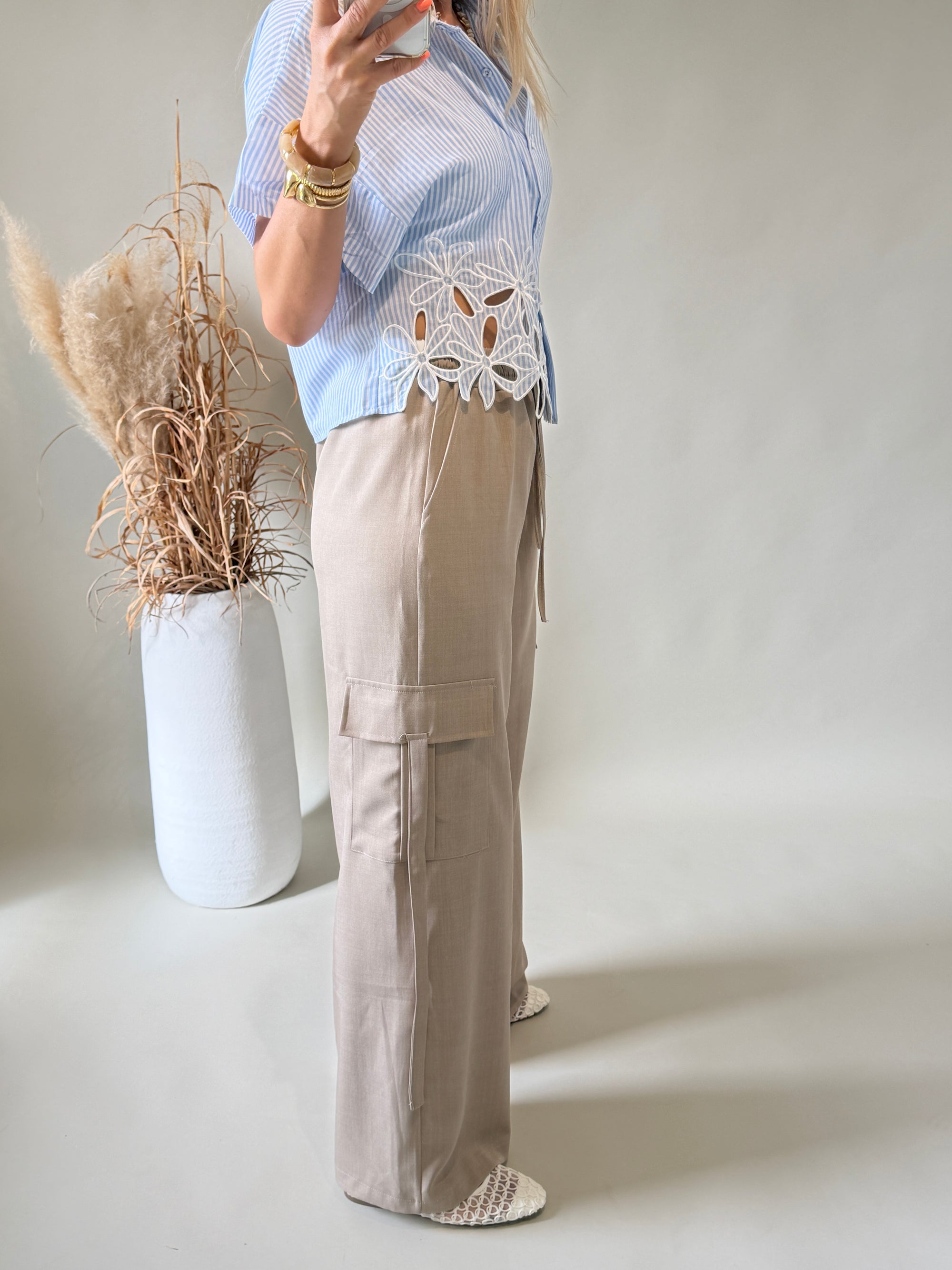 Hose in Taupe mit Taschen an der Seite