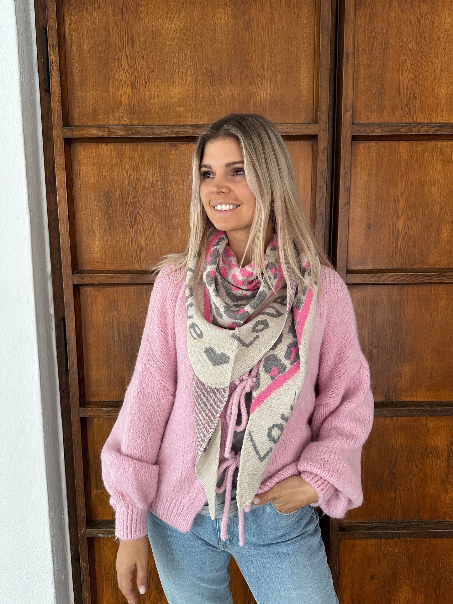 schal in hellgrau/pink mit aufdruck  love