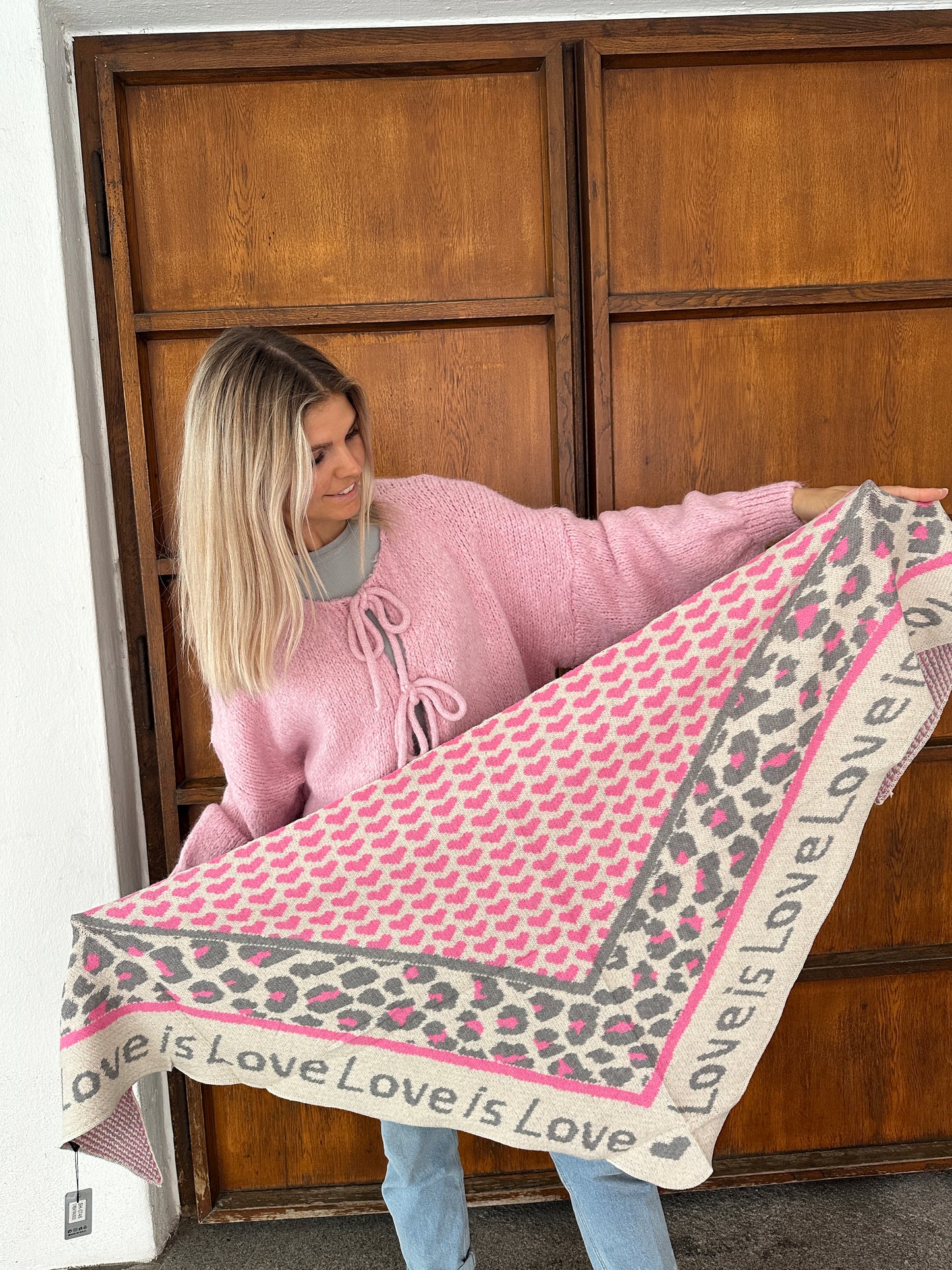 schal in hellgrau/pink mit aufdruck  love