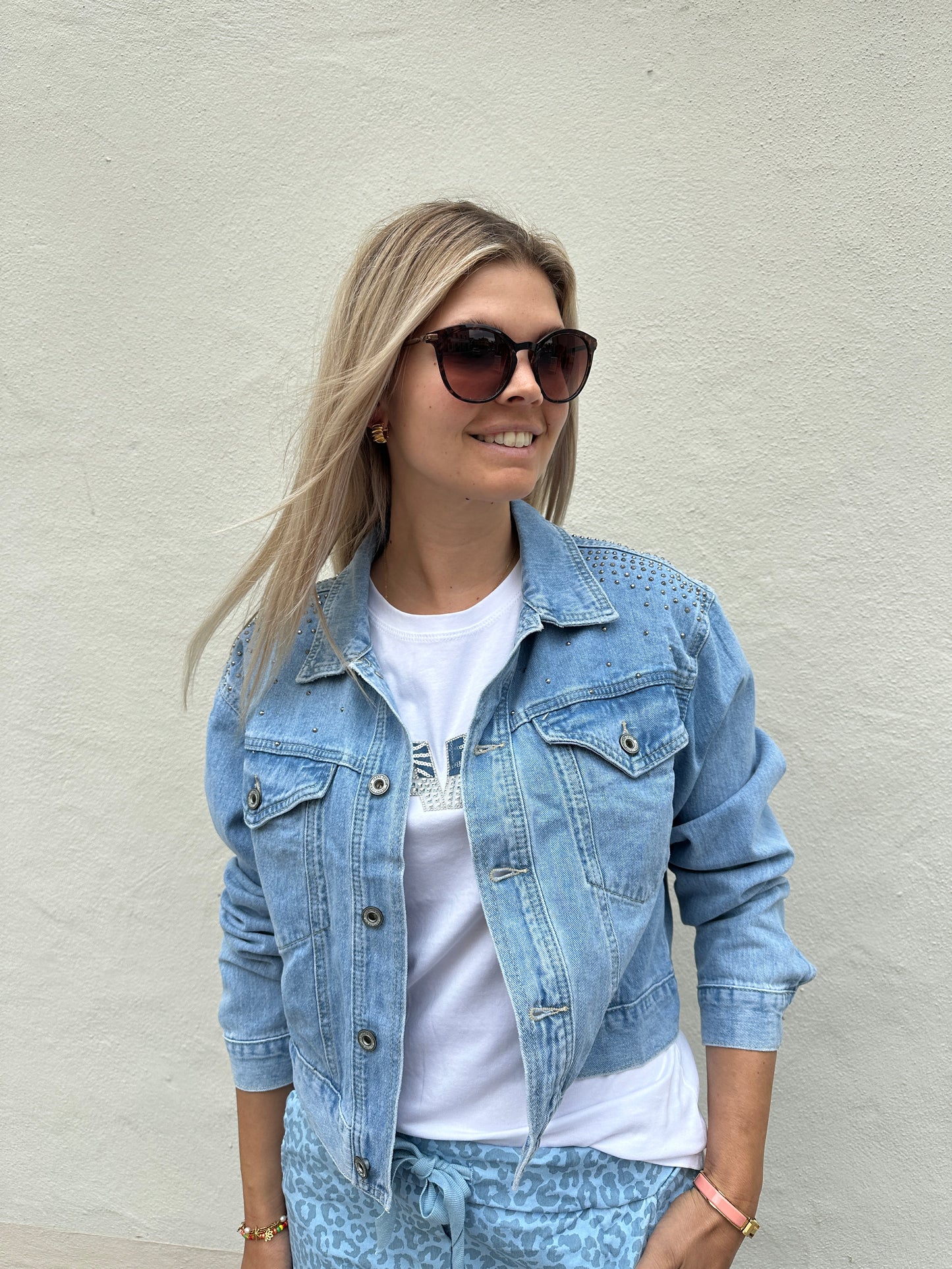 t-shirt in weiß mit glitzer-aufdruck (paris) in hellblau