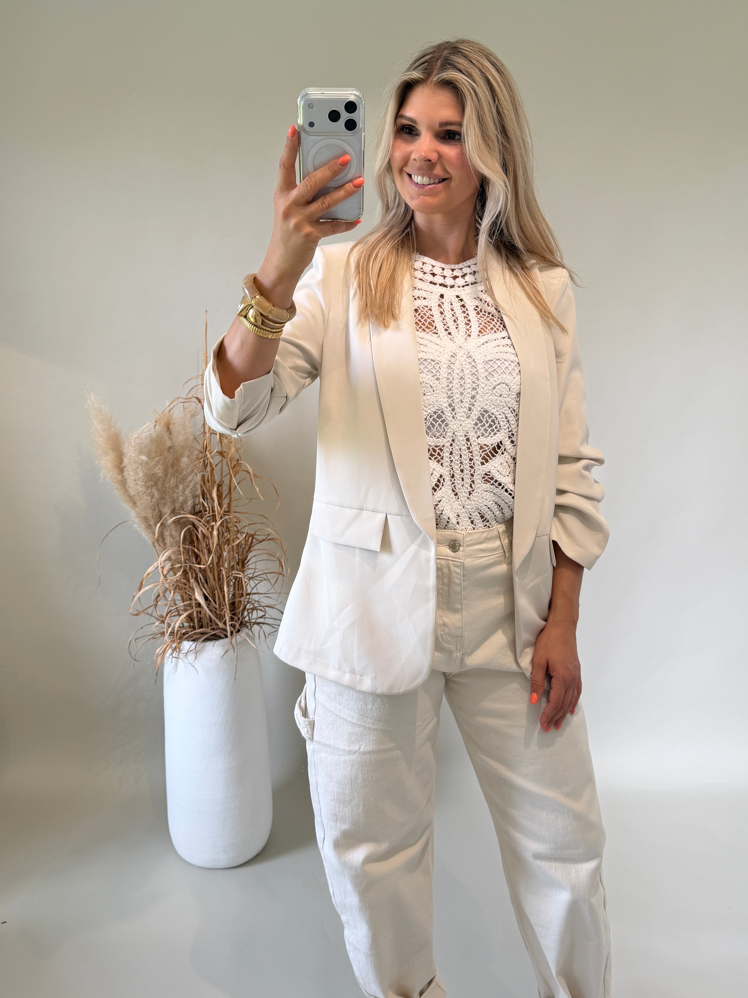 Blazer in Hellbeige mit gerafften Ärmel