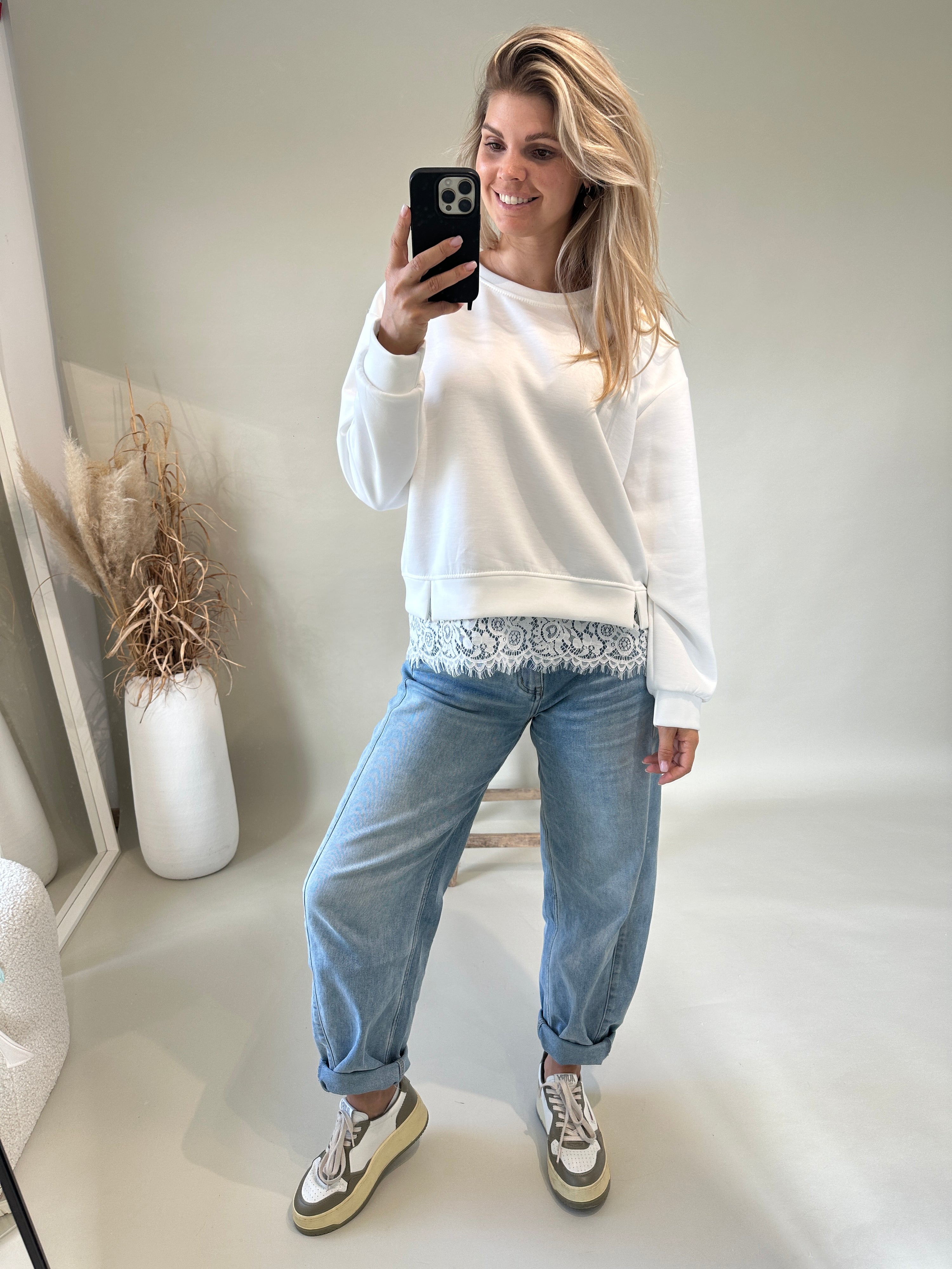 Sweatshirt in Weiß mit Spitze unten