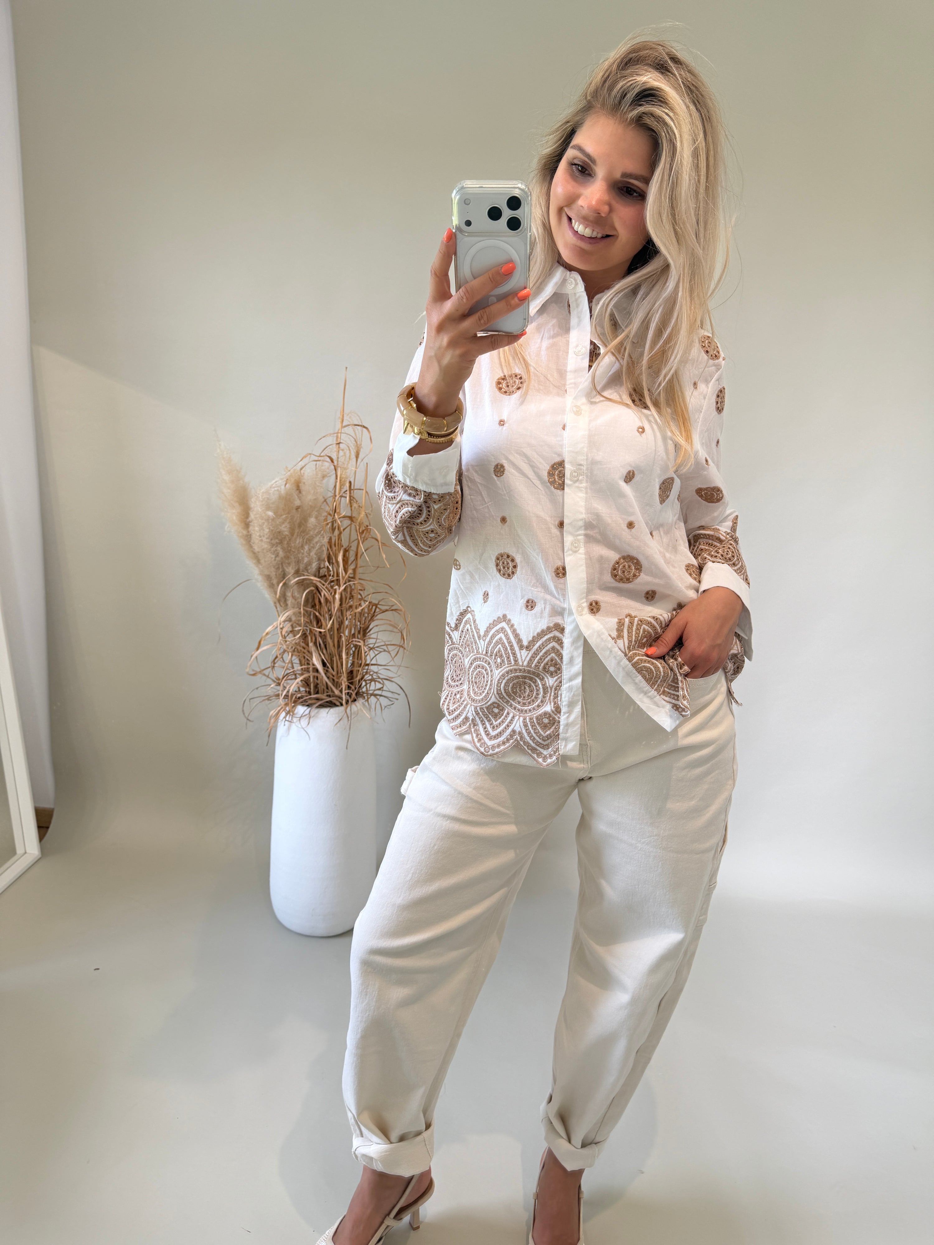Bluse in Weiß mit Spitze in Zimt