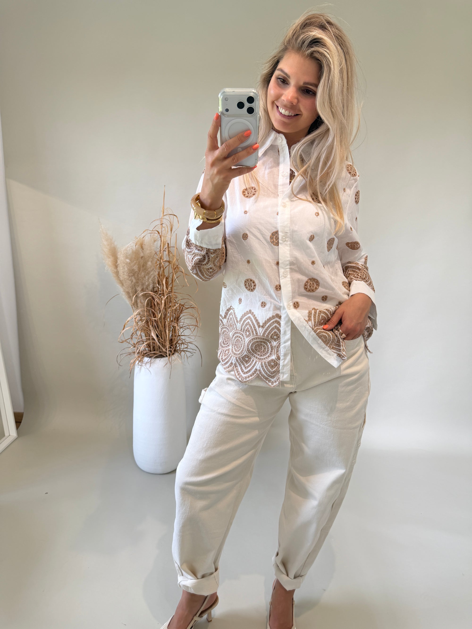 Bluse in Weiß mit Spitze in Zimt