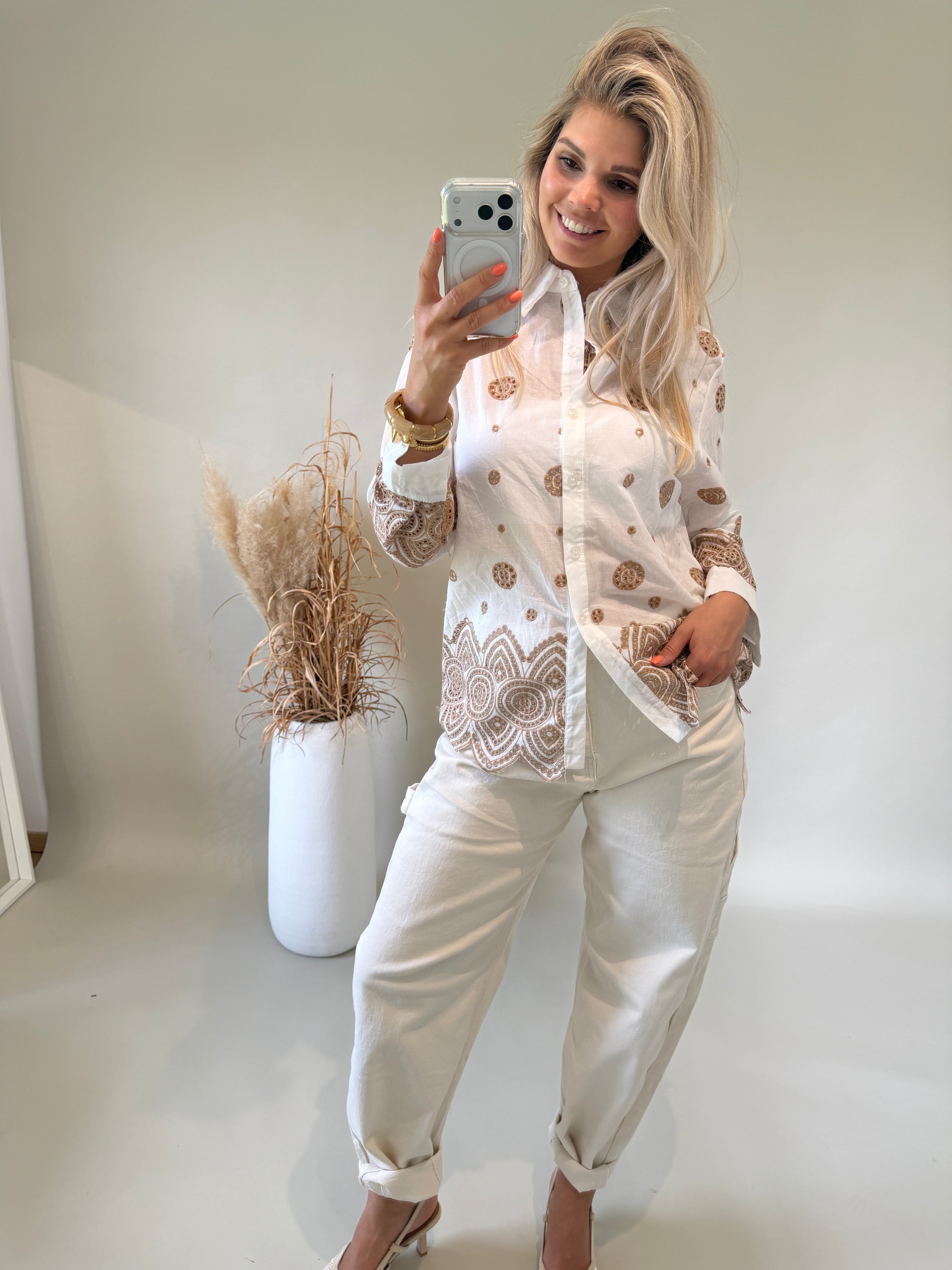 Bluse in Weiß mit Spitze in Zimt
