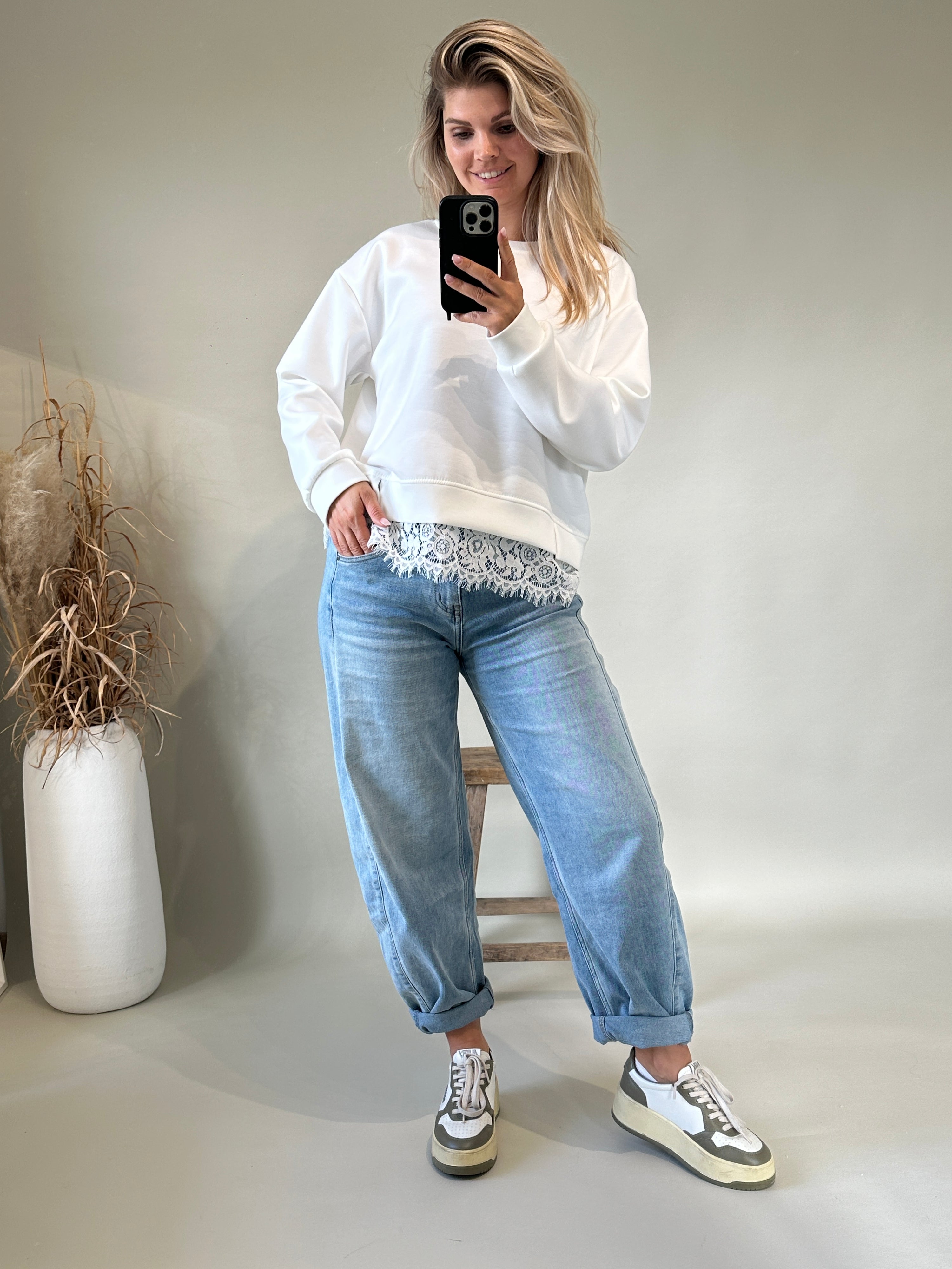 Sweatshirt in Weiß mit Spitze unten