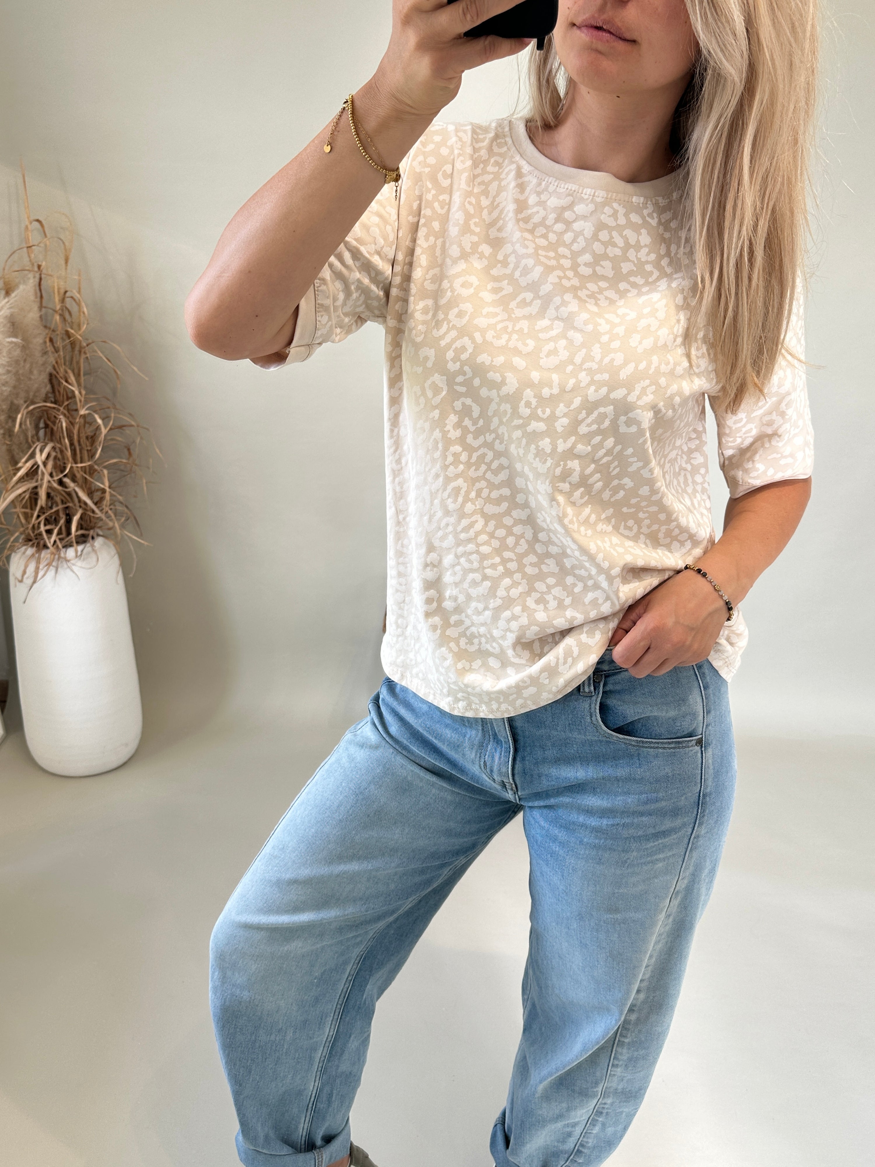 T-Shirt in Beige mit Leomuster