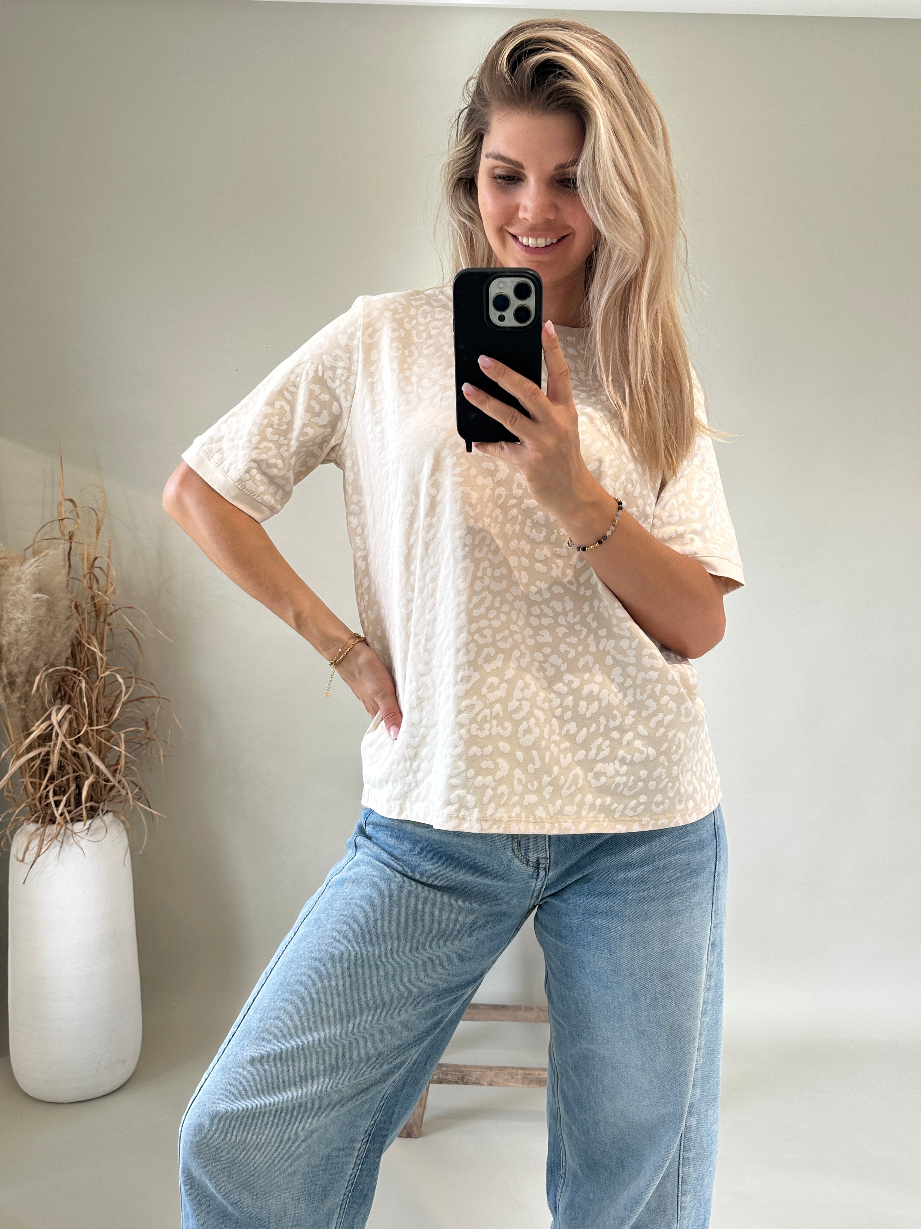 T-Shirt in Beige mit Leomuster