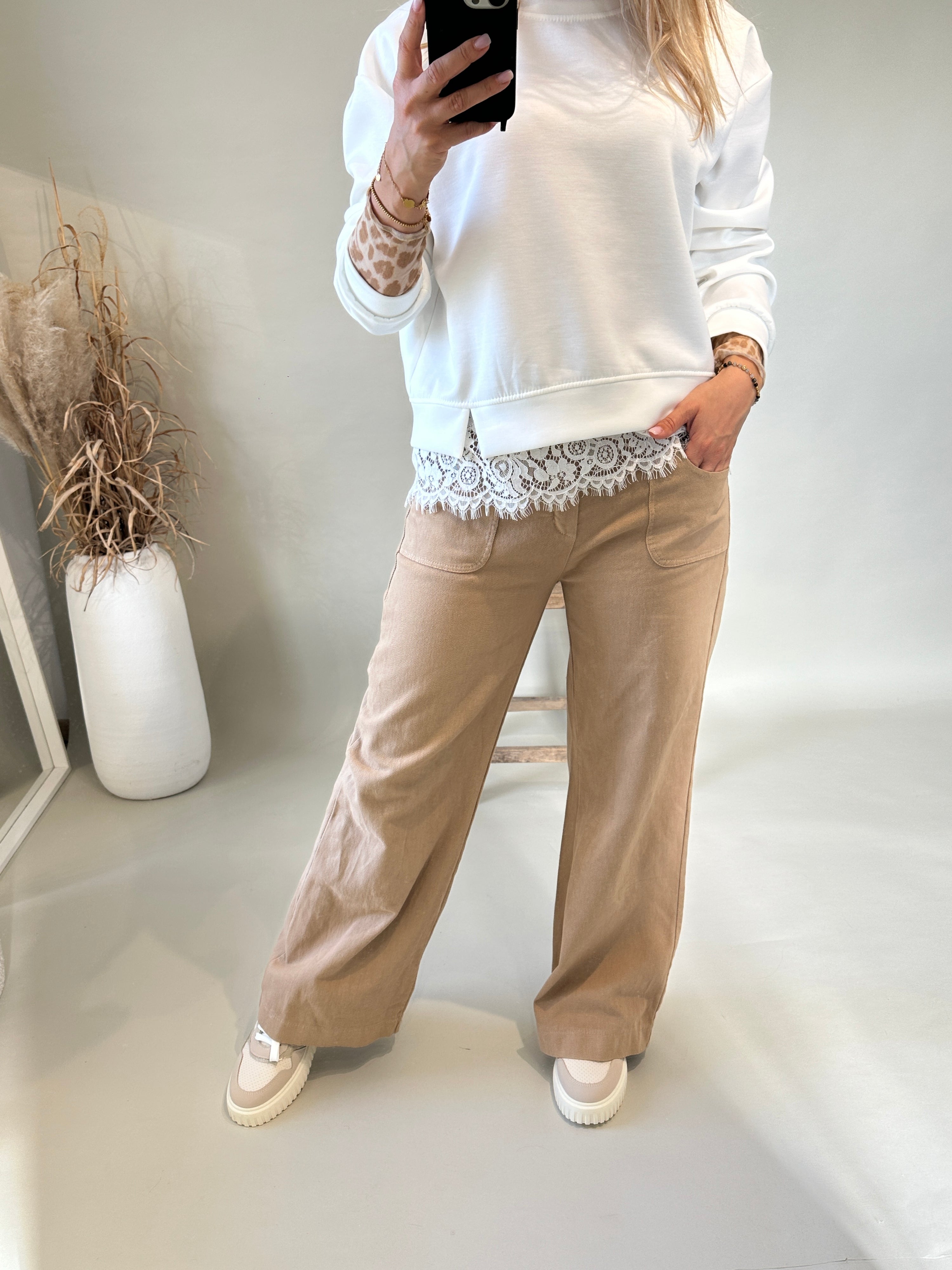 Sweatshirt in Weiß mit Spitze unten