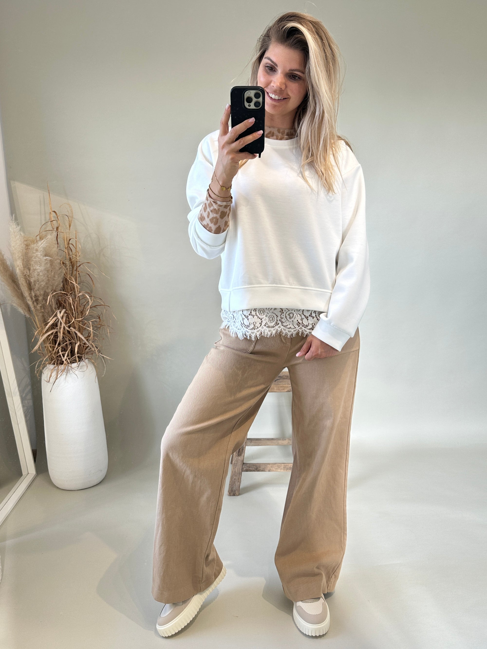 Sweatshirt in Weiß mit Spitze unten