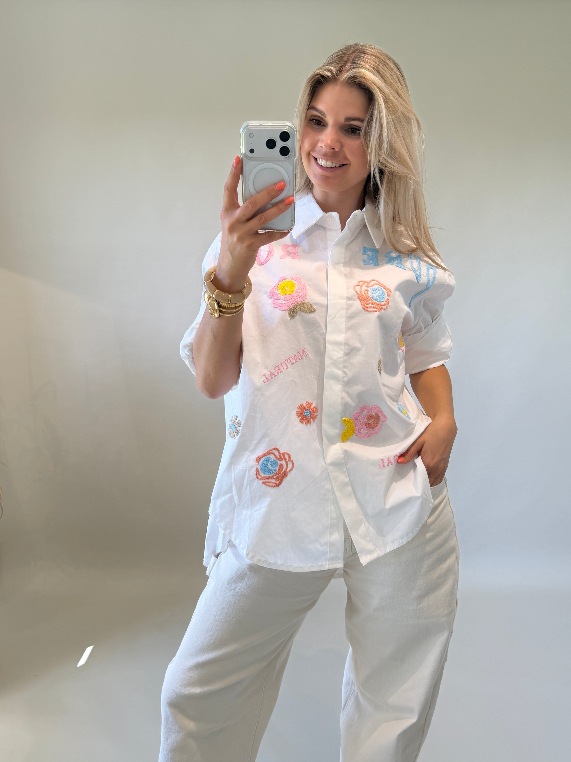 Bluse in Weiß mit Stickereien in Hellblau / Rosa / Beige