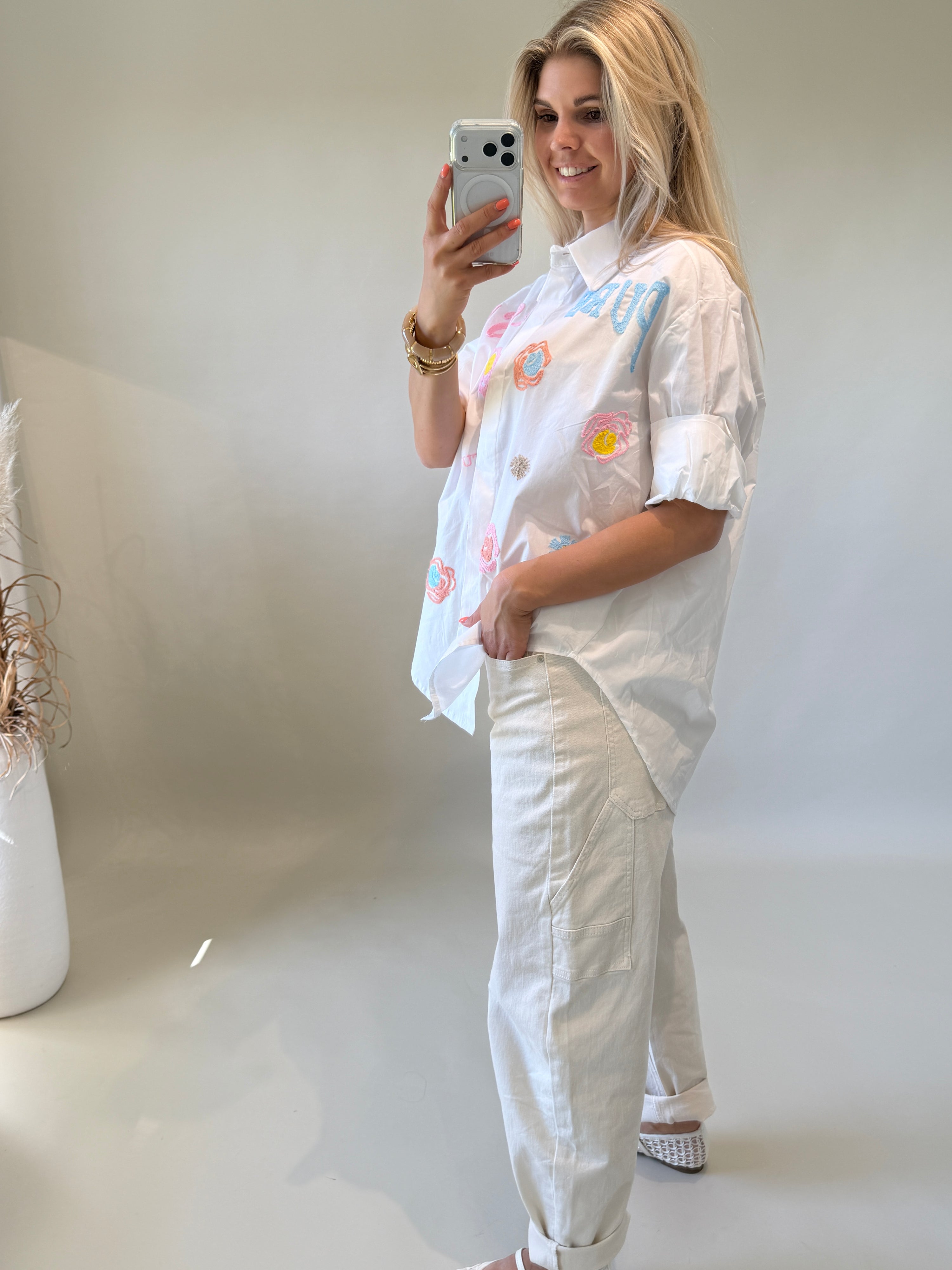 Bluse in Weiß mit Stickereien in Hellblau / Rosa / Beige