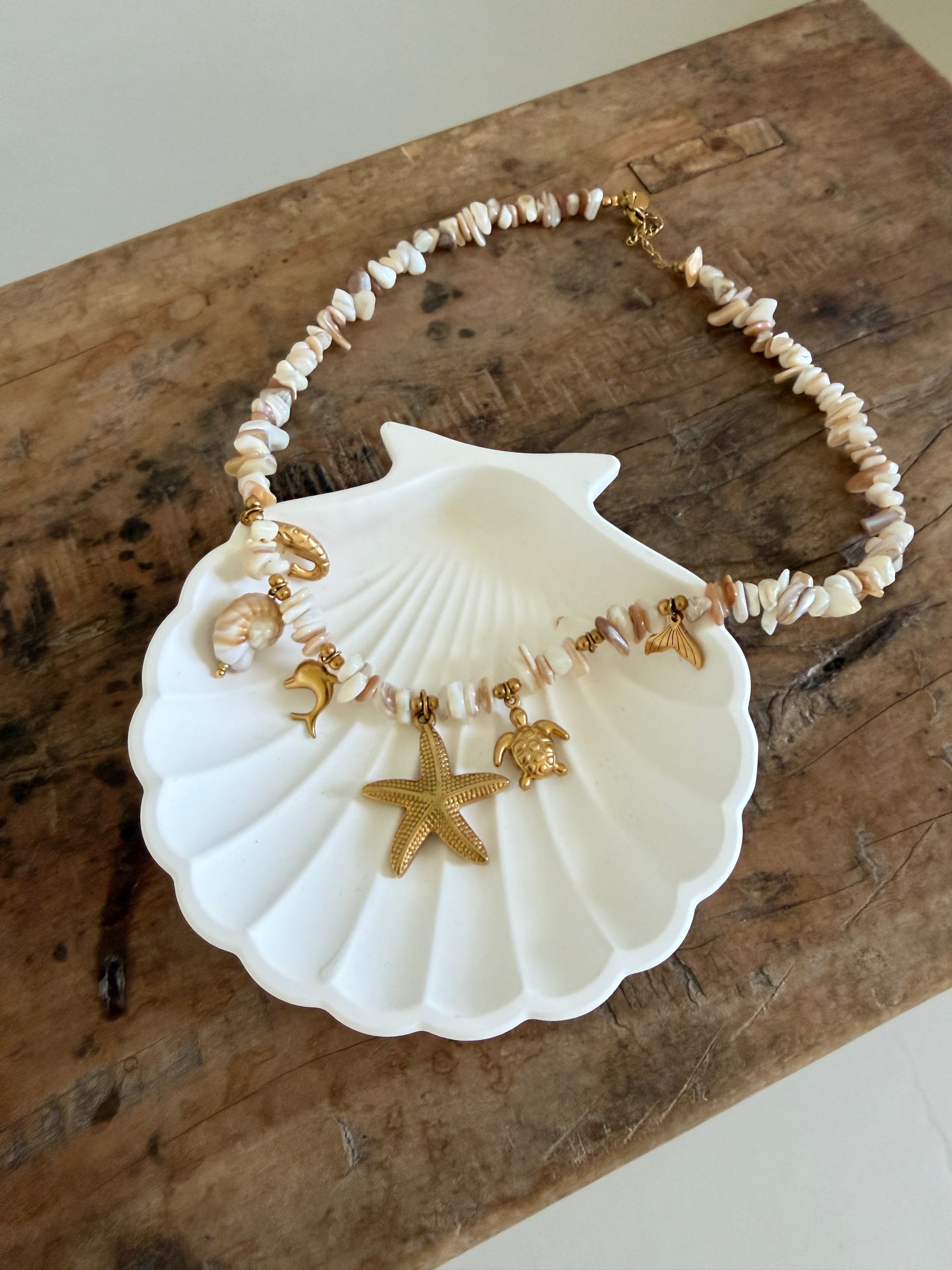 Kette mit Kunststeinen und goldenen Anhängern