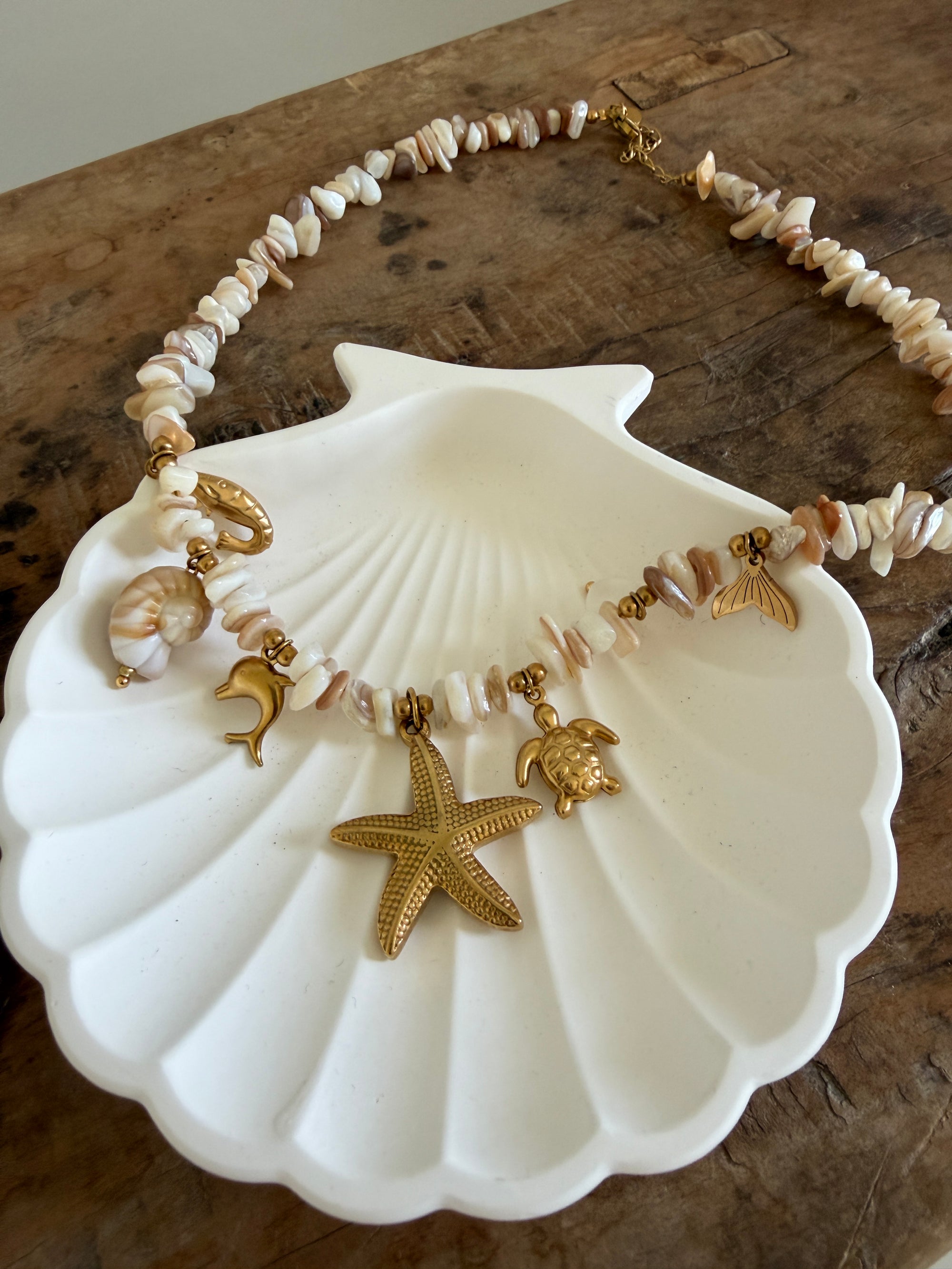 Kette mit Kunststeinen und goldenen Anhängern