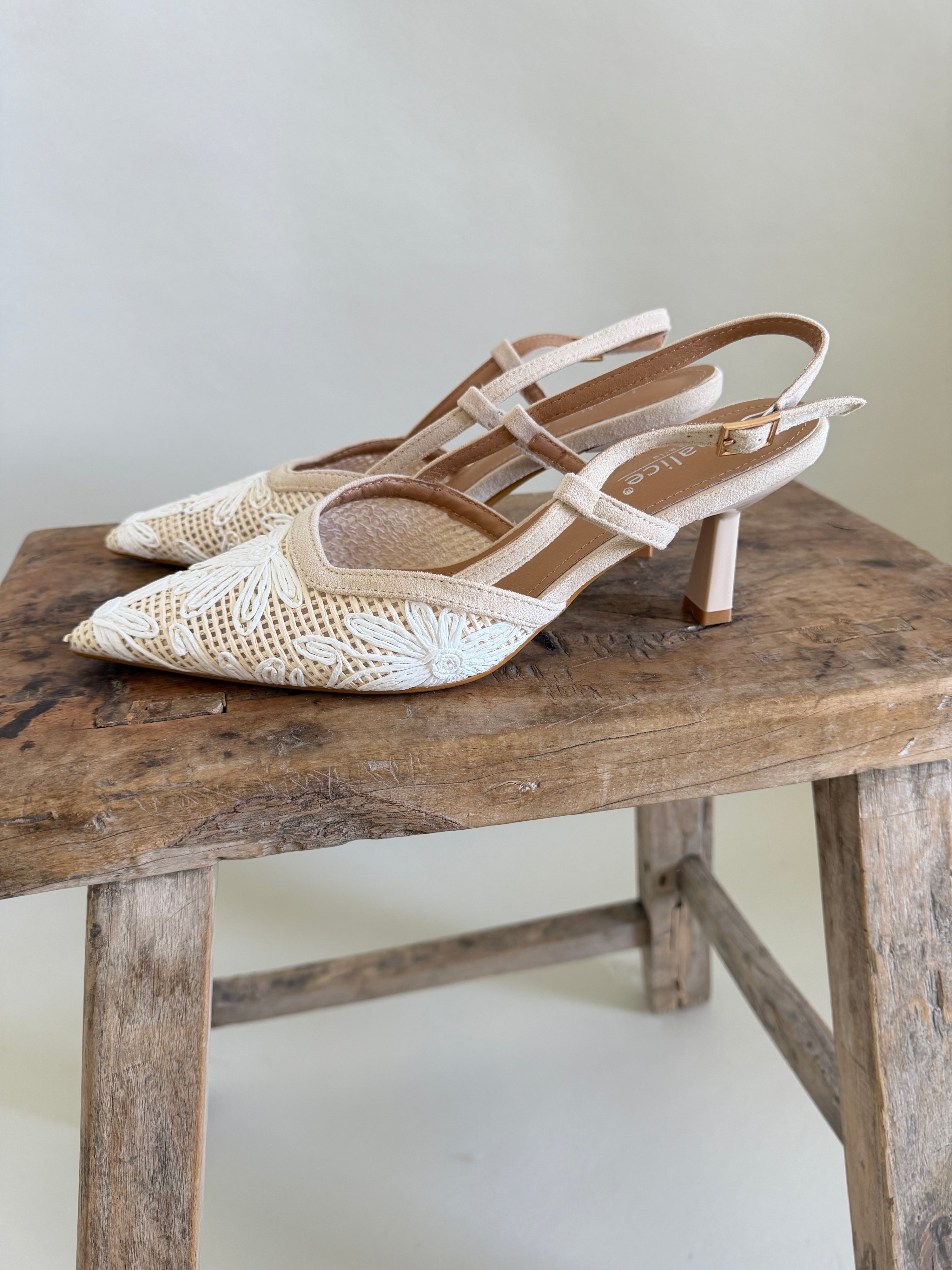 Pumps in Beige mit Blumen