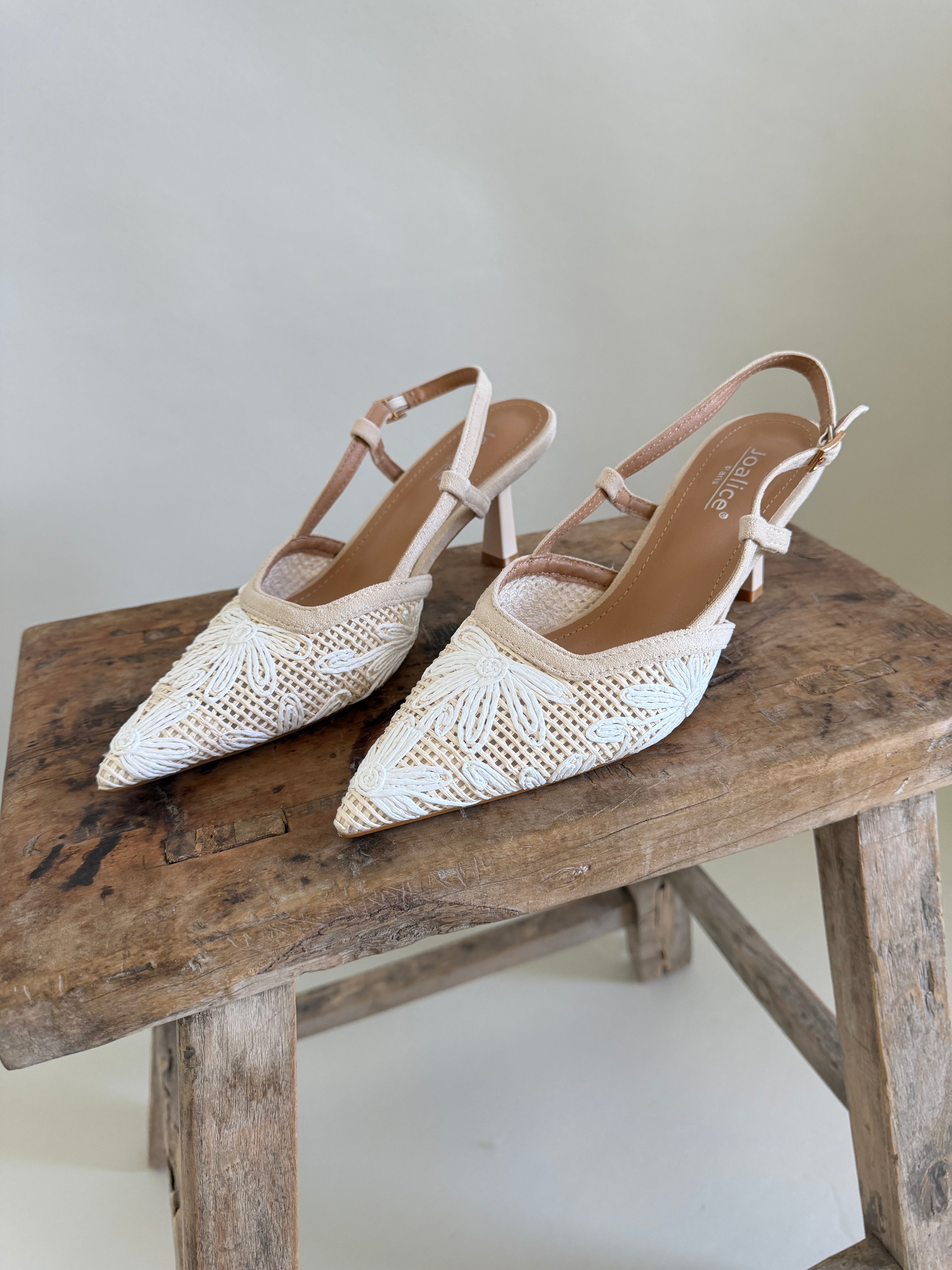 Pumps in Beige mit Blumen